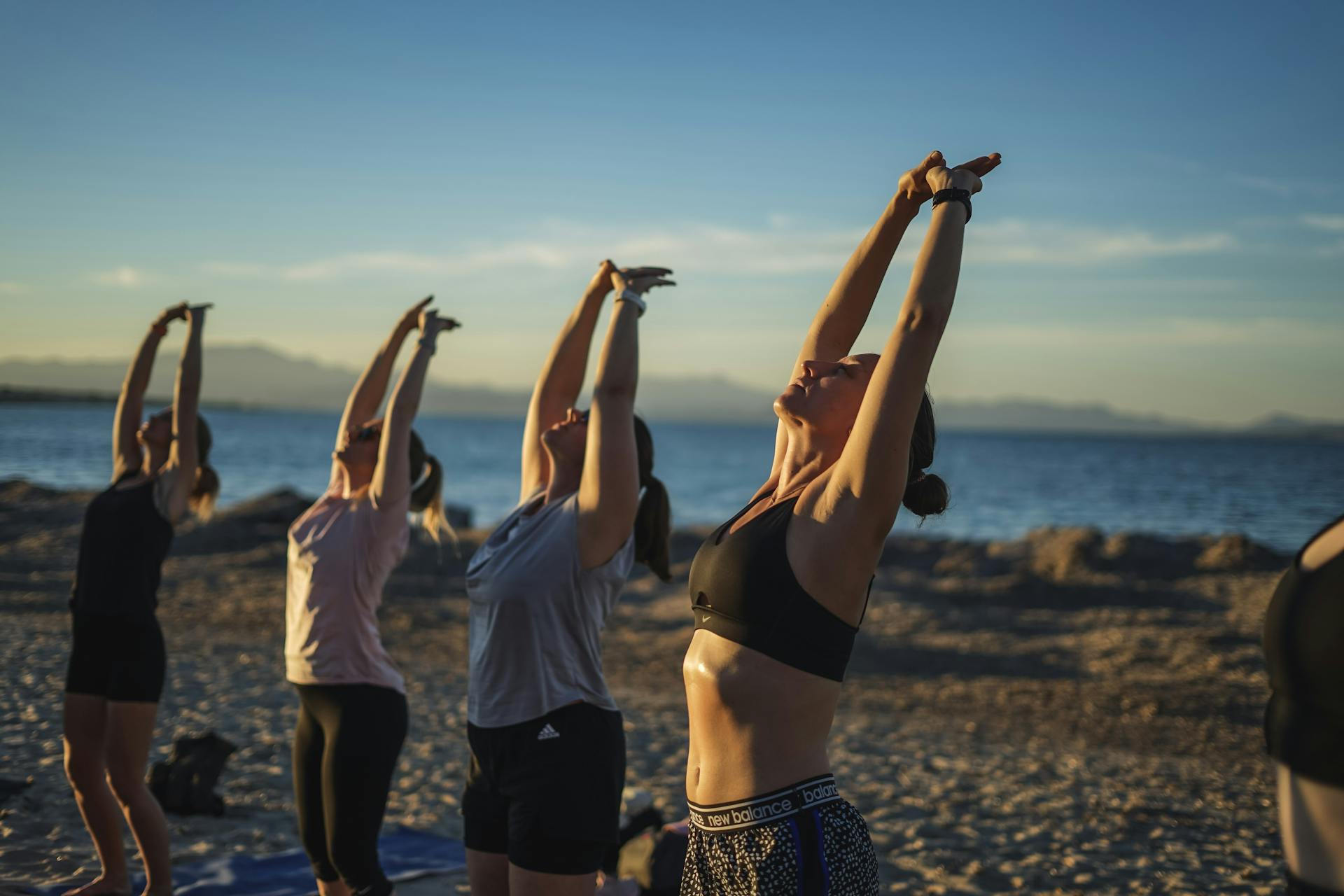 Frauen beim Yoga auf Mallorca im Fitness Retreat trainiert | Original Bootcamp