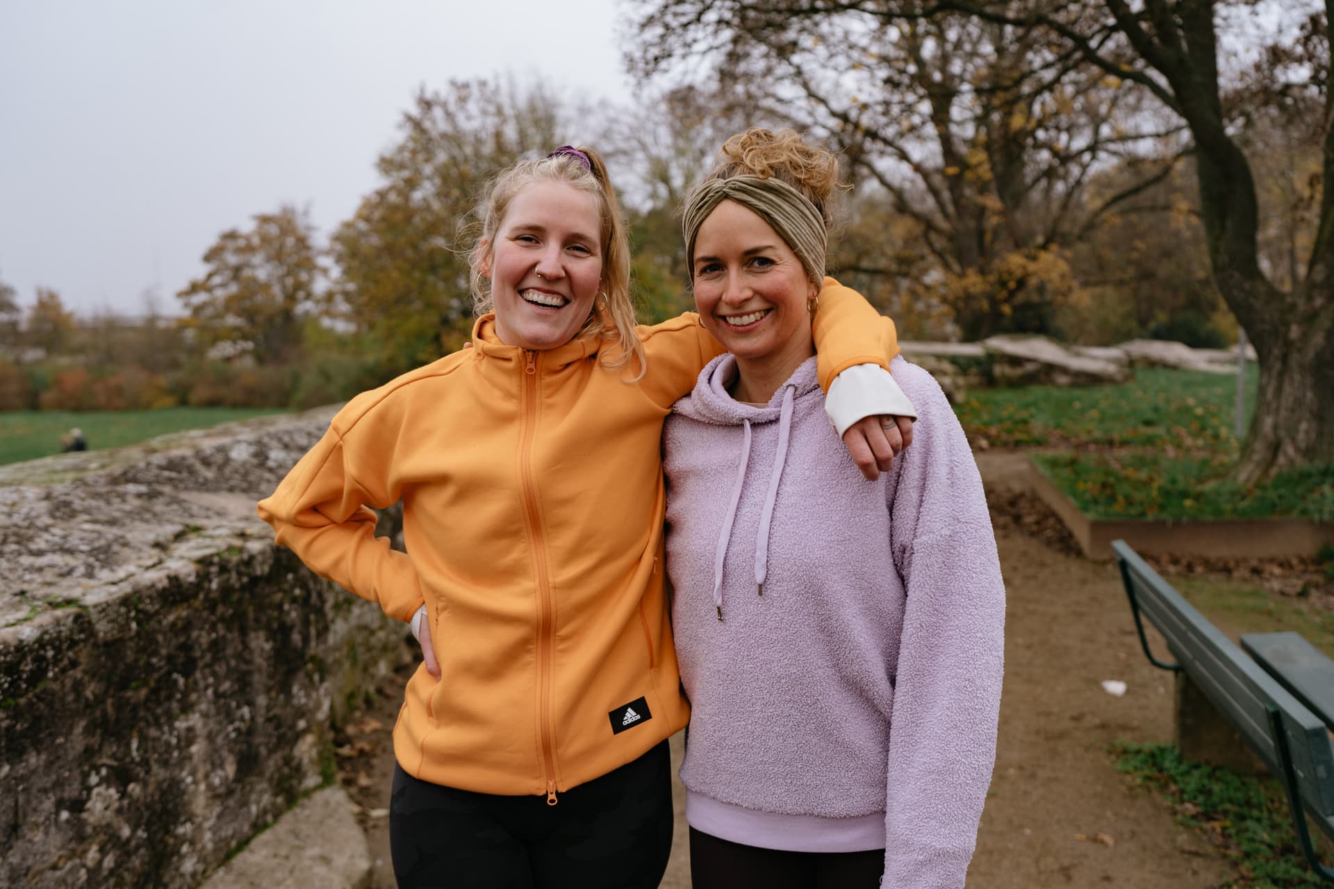 Zwei Booties halten sich im Arm und lachen dabei.