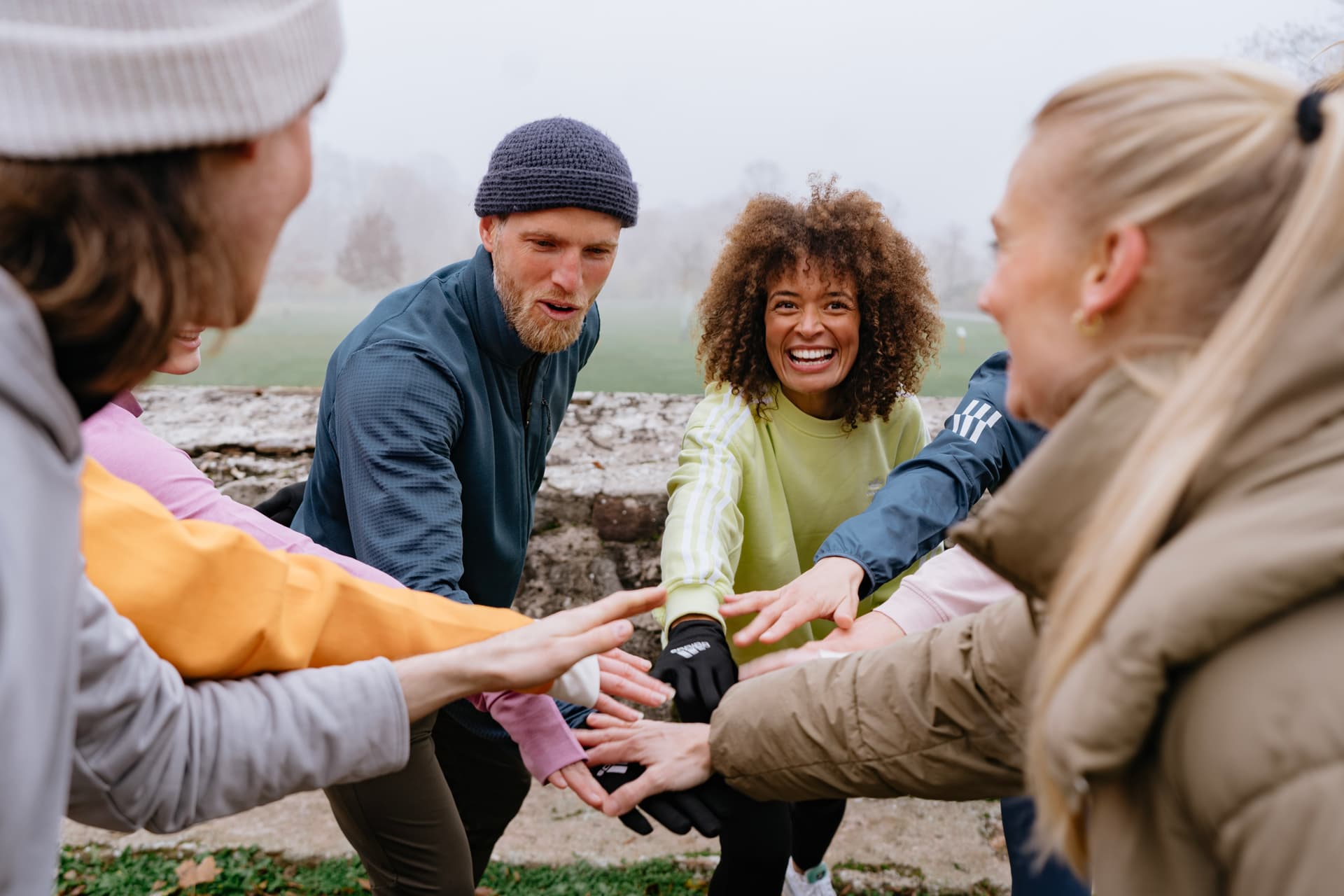 Strahlende Teilnehmende beim Outdoor Fitness Bootcamp in München