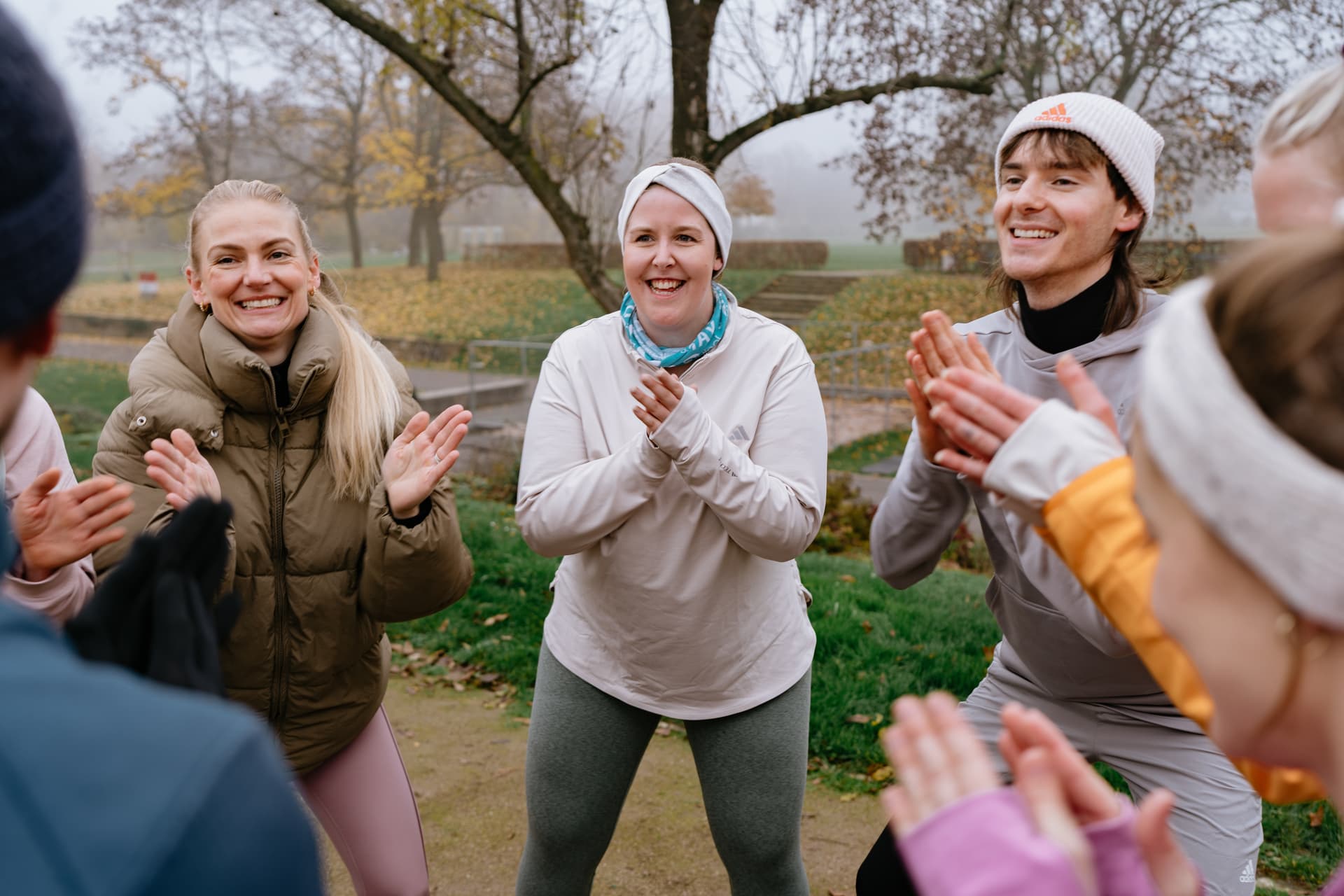 Mehrere Personen lachen gemeinsam beim Training