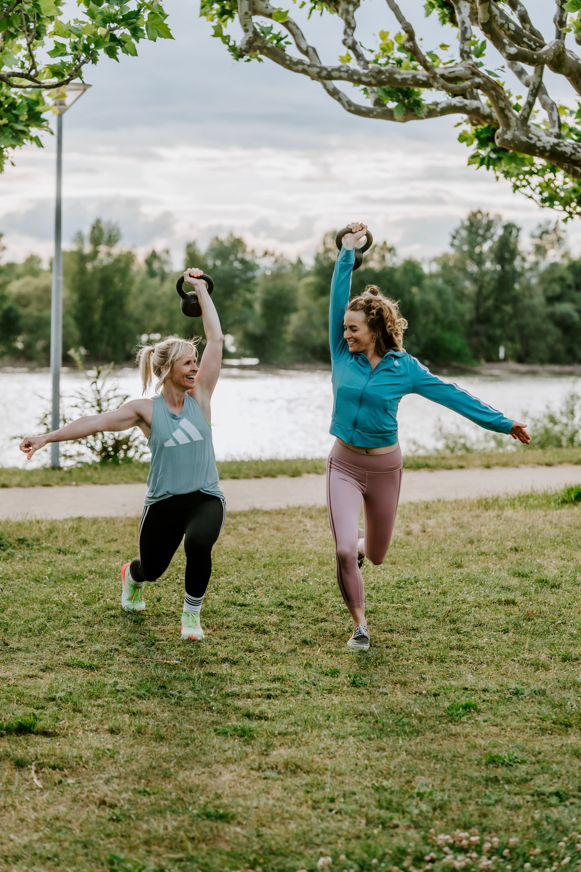 Funktionelles Training mit Kettlebells im Frauen Fitness Workout