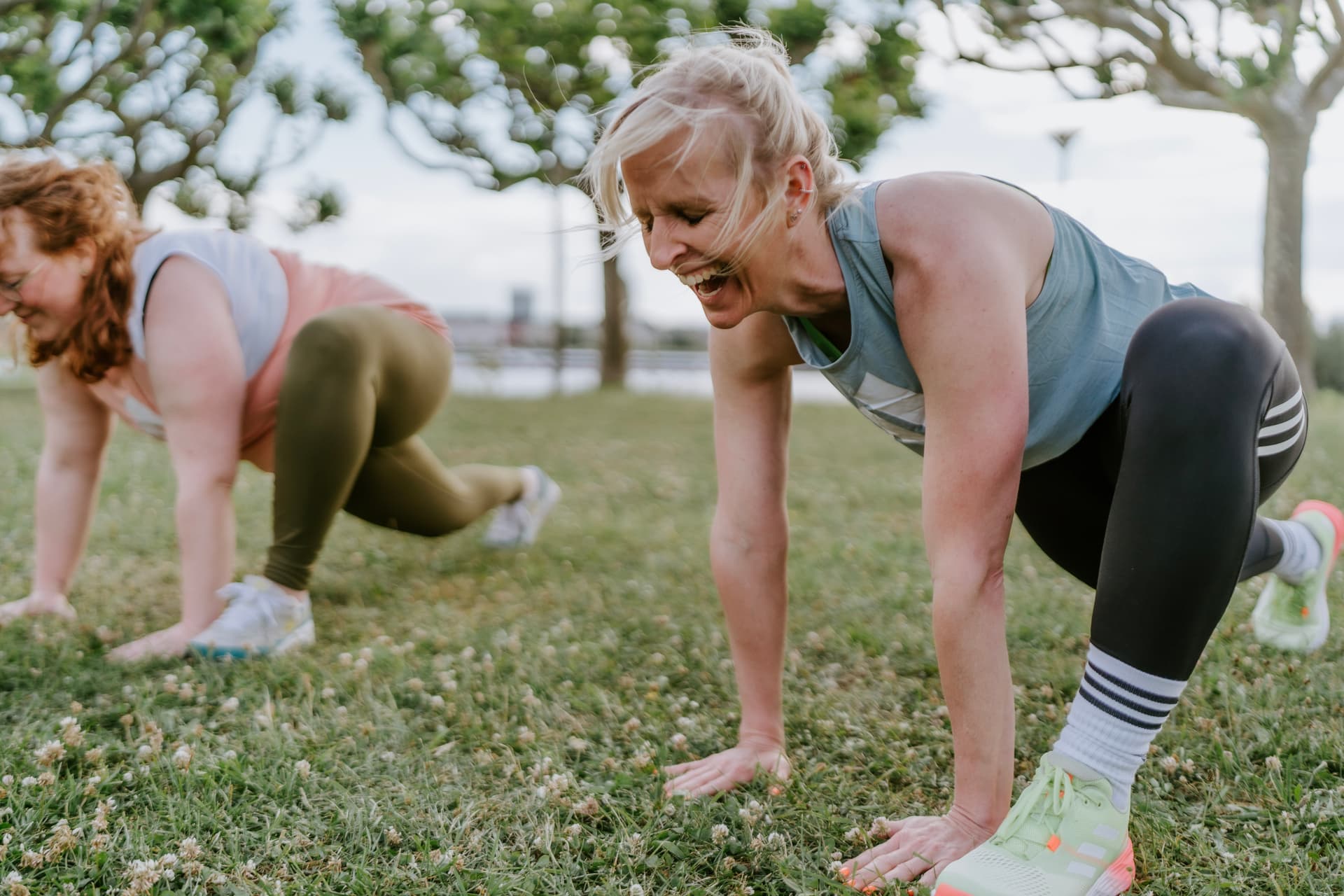 Ausfallschritt im Frauen Fitness Workout