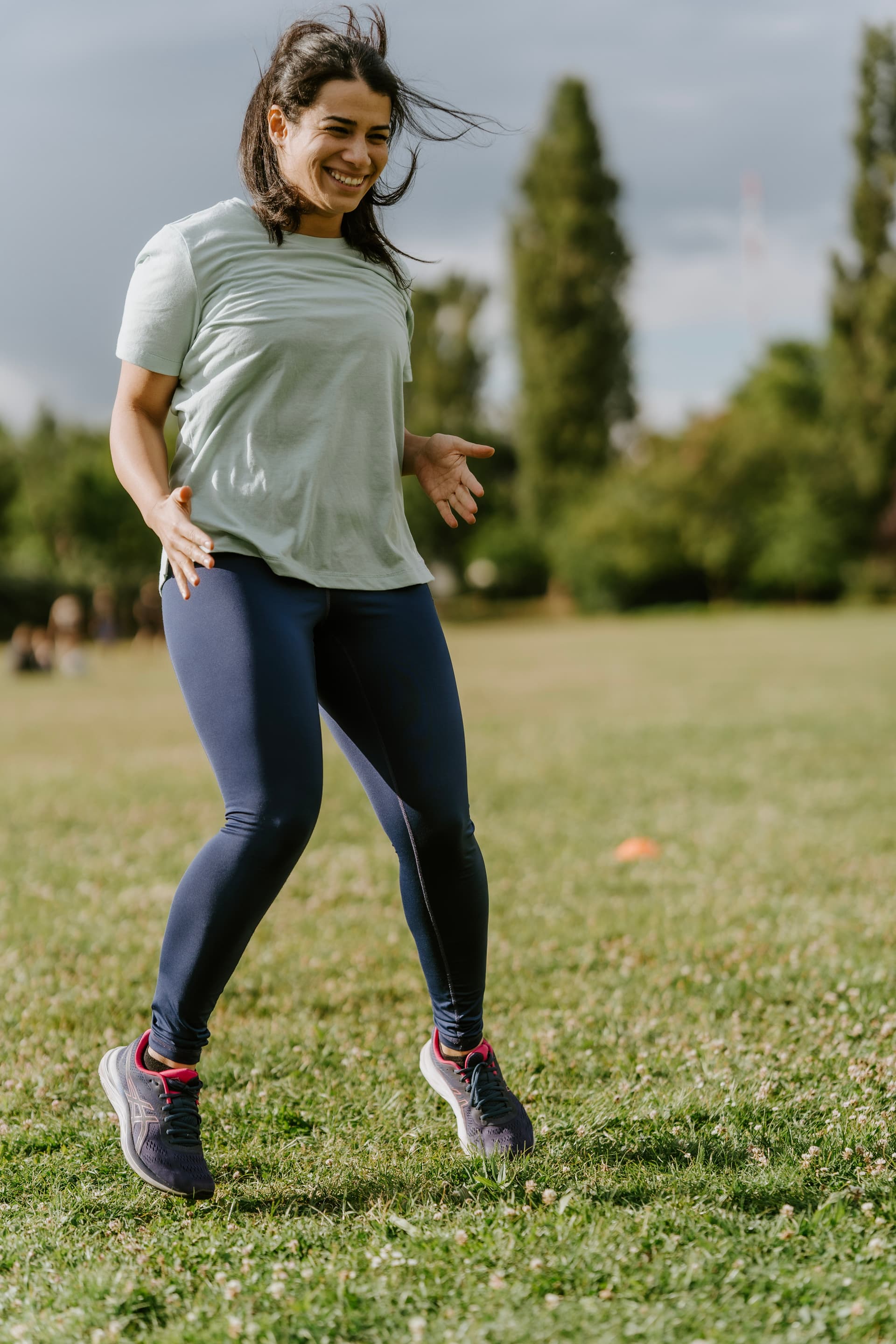 Eine Frau betätigt sich sportlich im Grünen