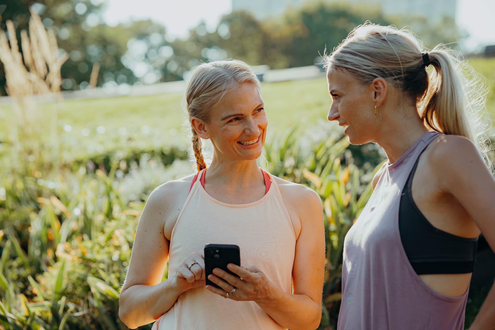 Zwei Booties unterhalten sich beim Outdoor Fitness