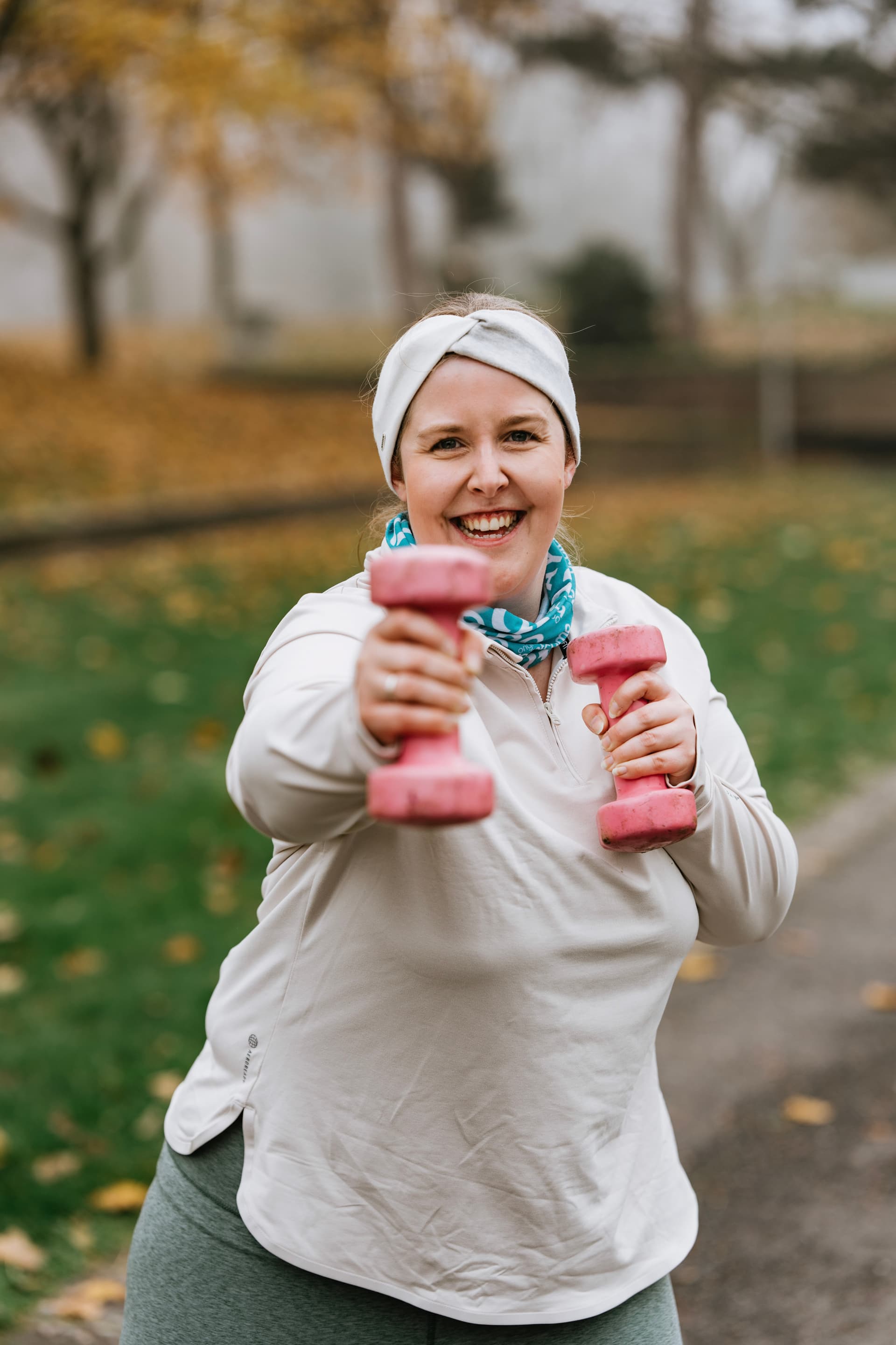 Eine Frau betätigt sich sportlich im Grünen
