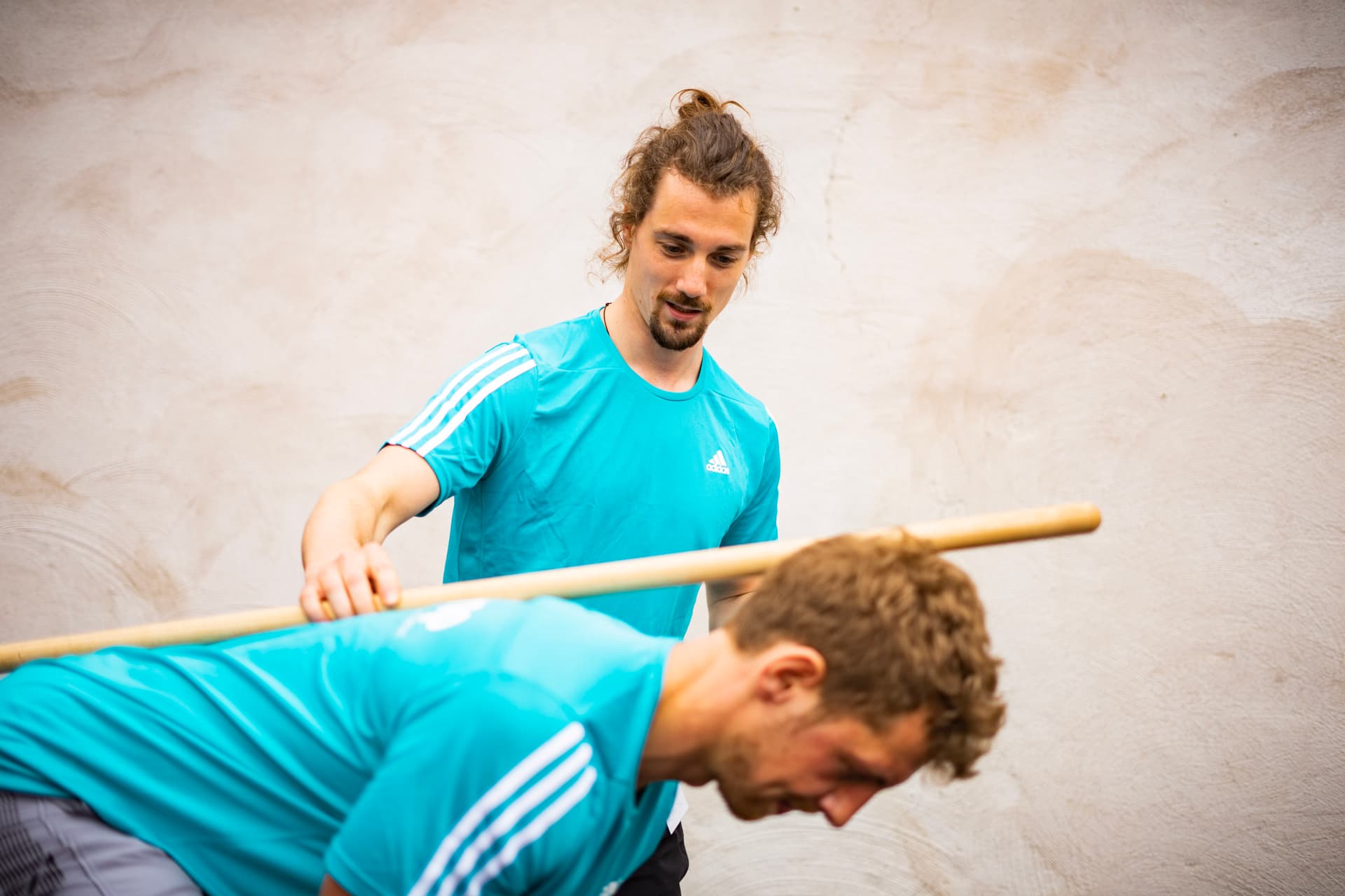 Ein Bootcamp Trainer veranschaulicht die richtige Position bei der Kraftübung