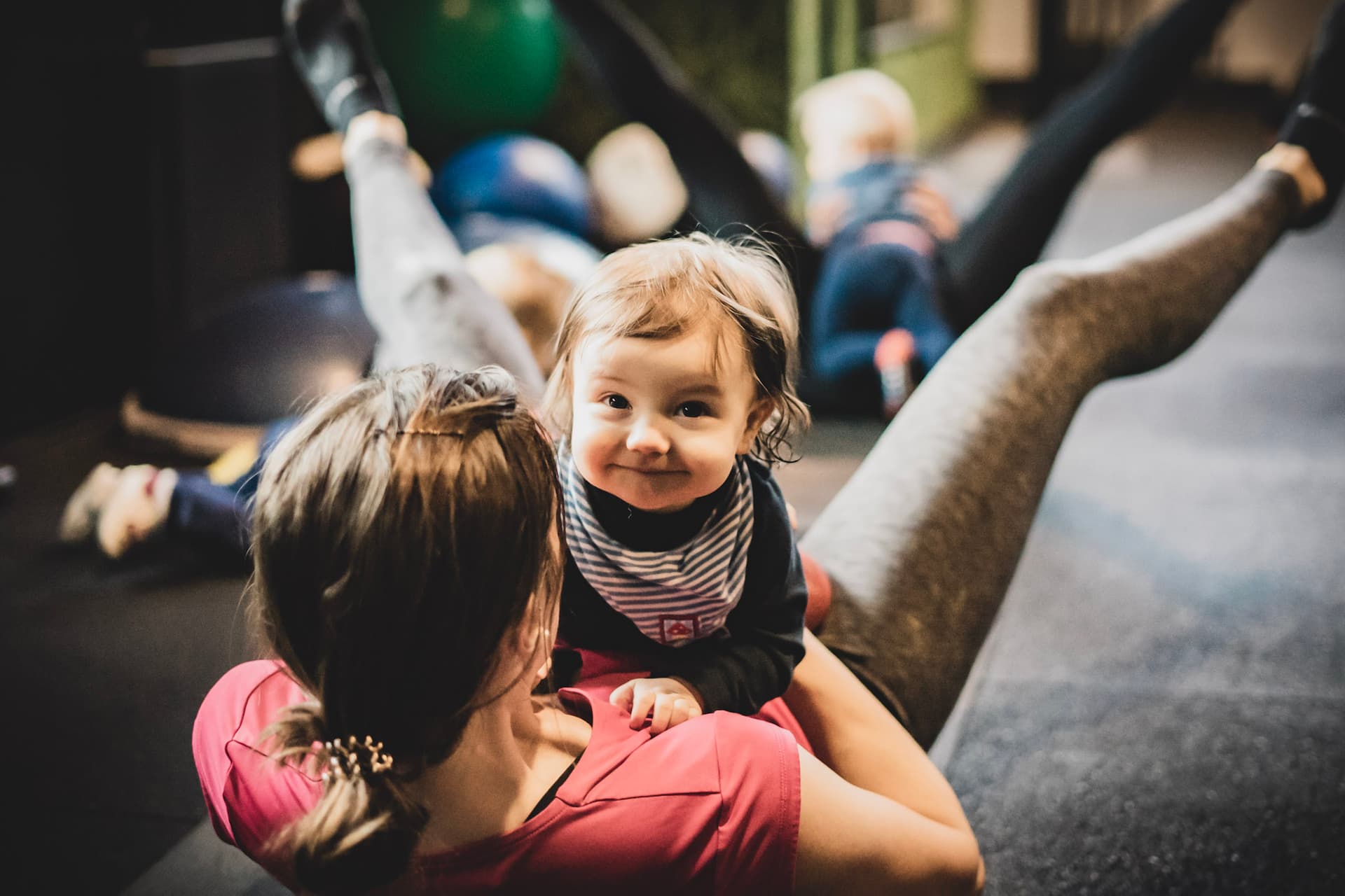 Teilnehmerin beim Online Fitness Training mit Kind