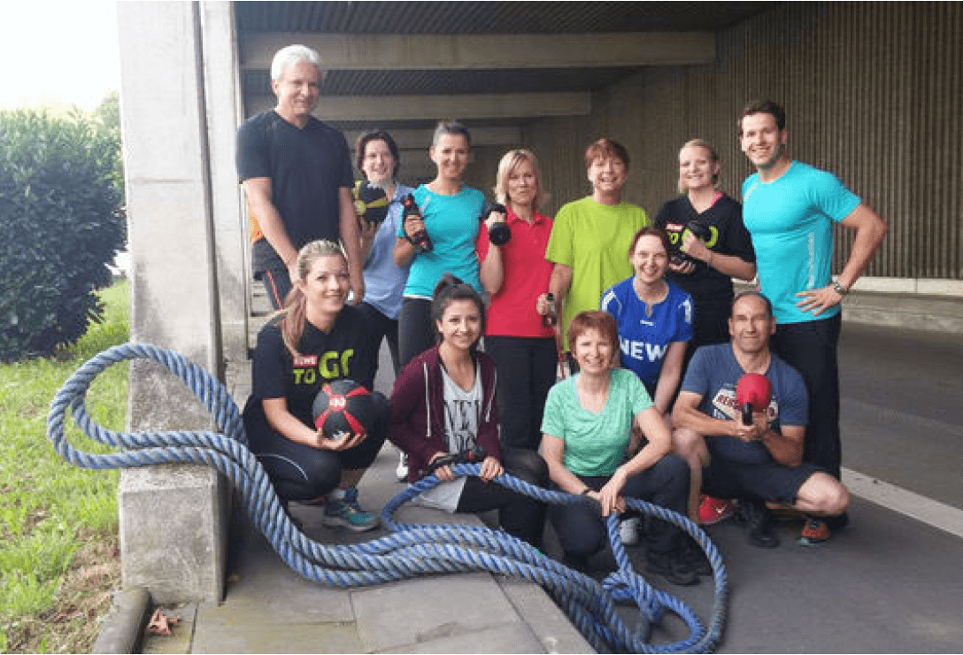 Glückliche Kund/innen beim Firmencamp