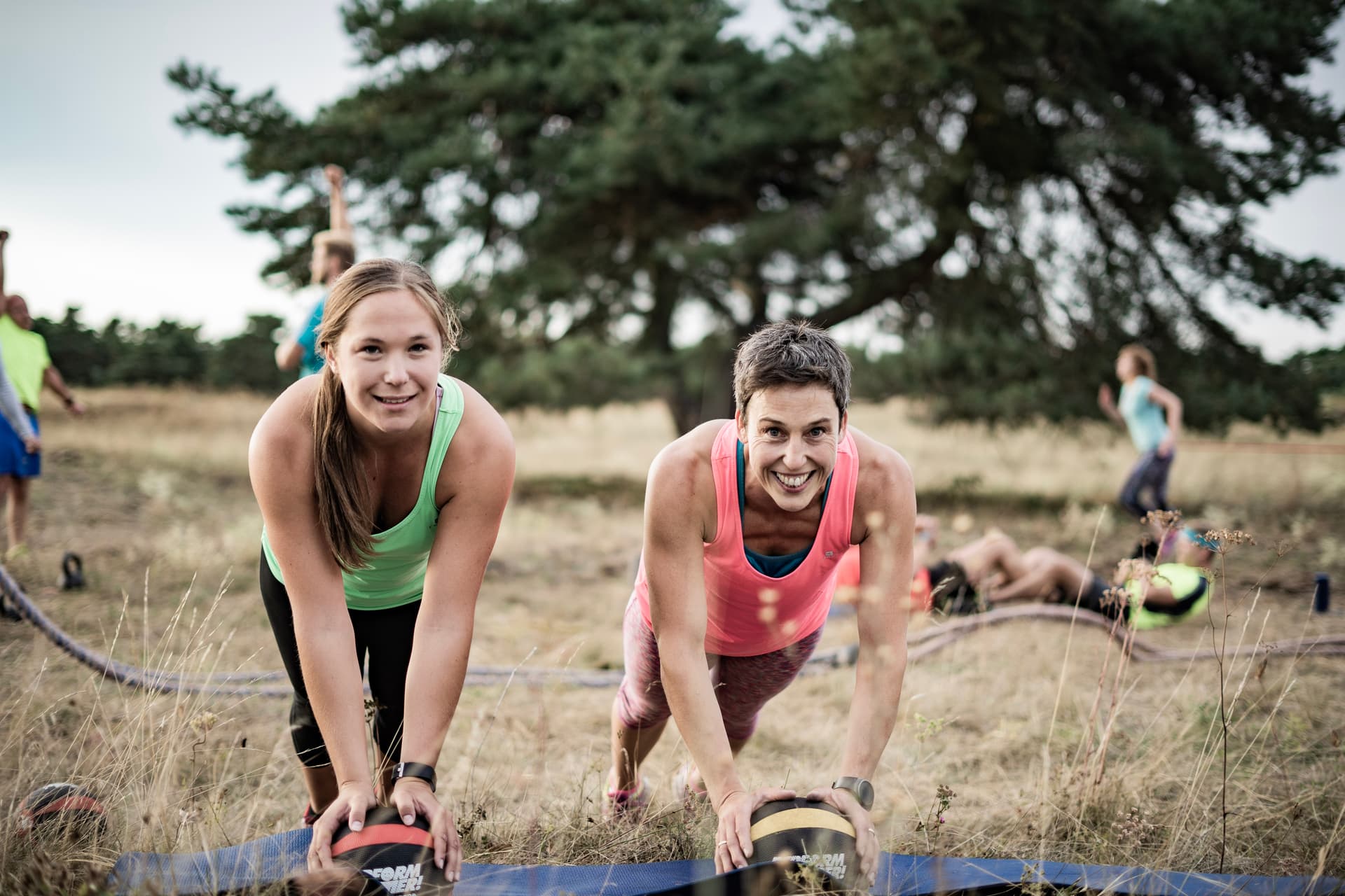 Zwei Kolleginnen beim Firmen Outdoor Training