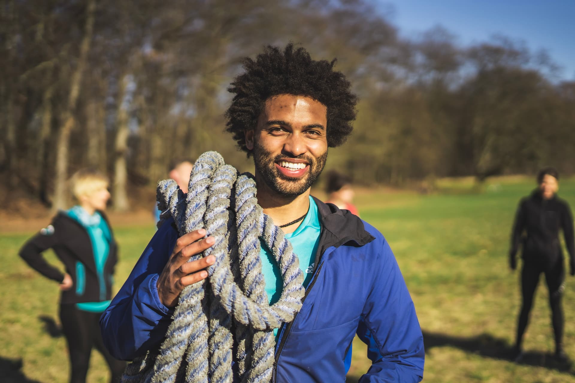 Ein Bootcamp Trainer mit den beliebten Battle Ropes