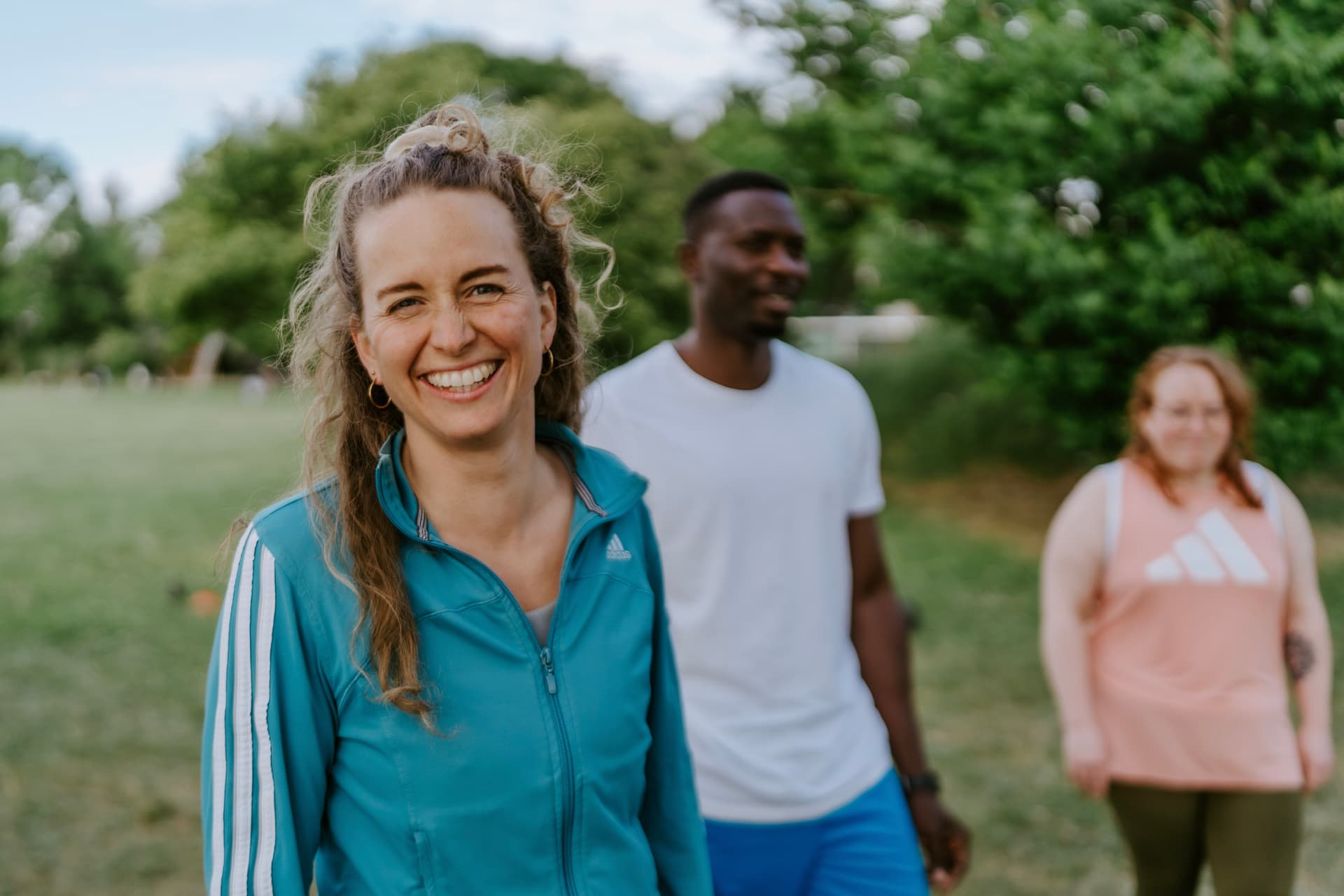 Teilnehmer haben Spaß beim Outdoor Training