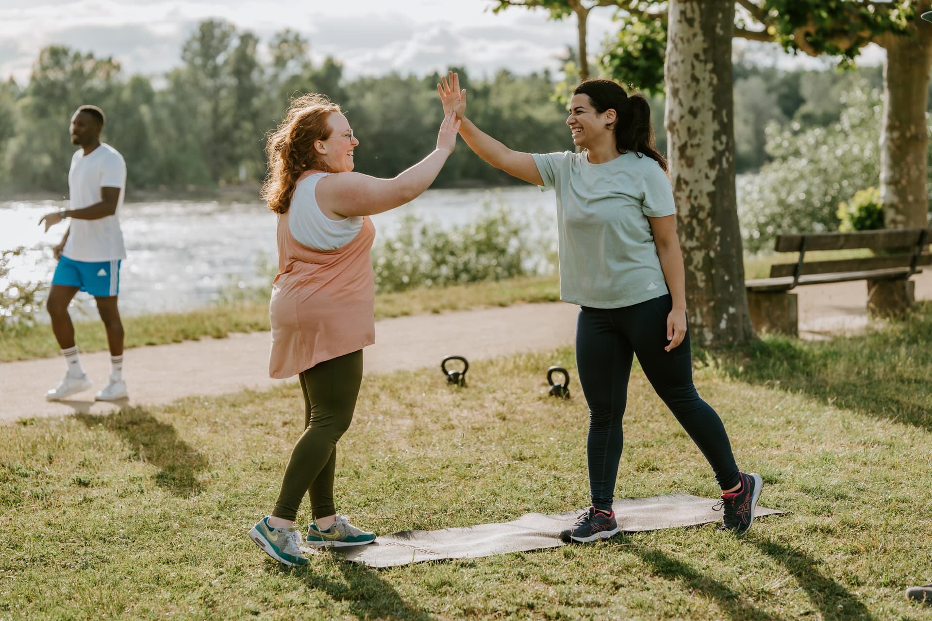 Strahlende Teilnehmende beim Outdoor Fitness Bootcamp in Bonn