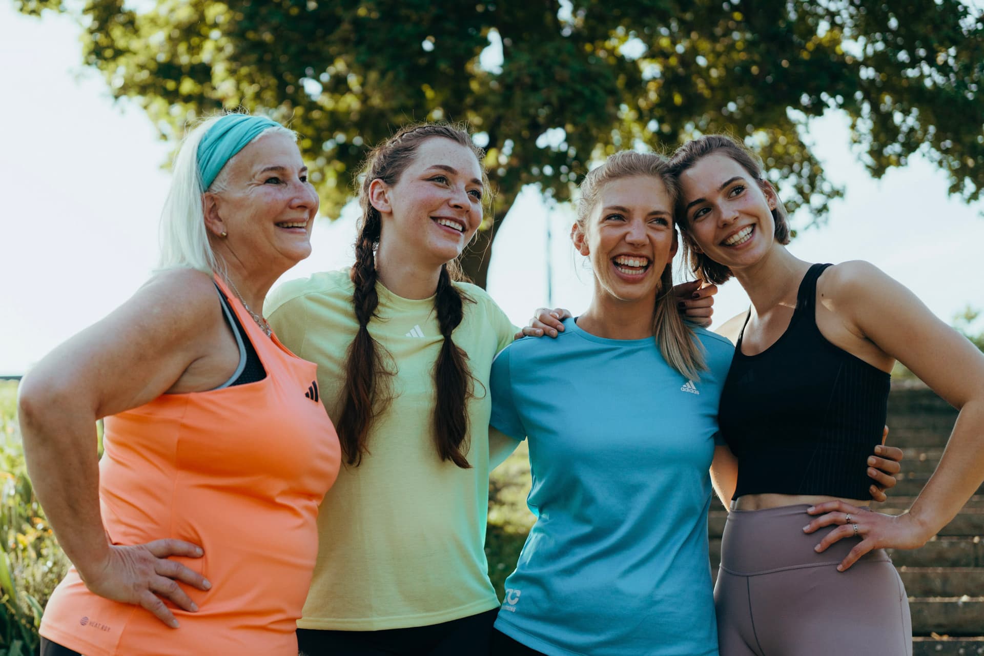 Lächelnde Frauen im Frauen Fitness Kurs in Düsseldorf