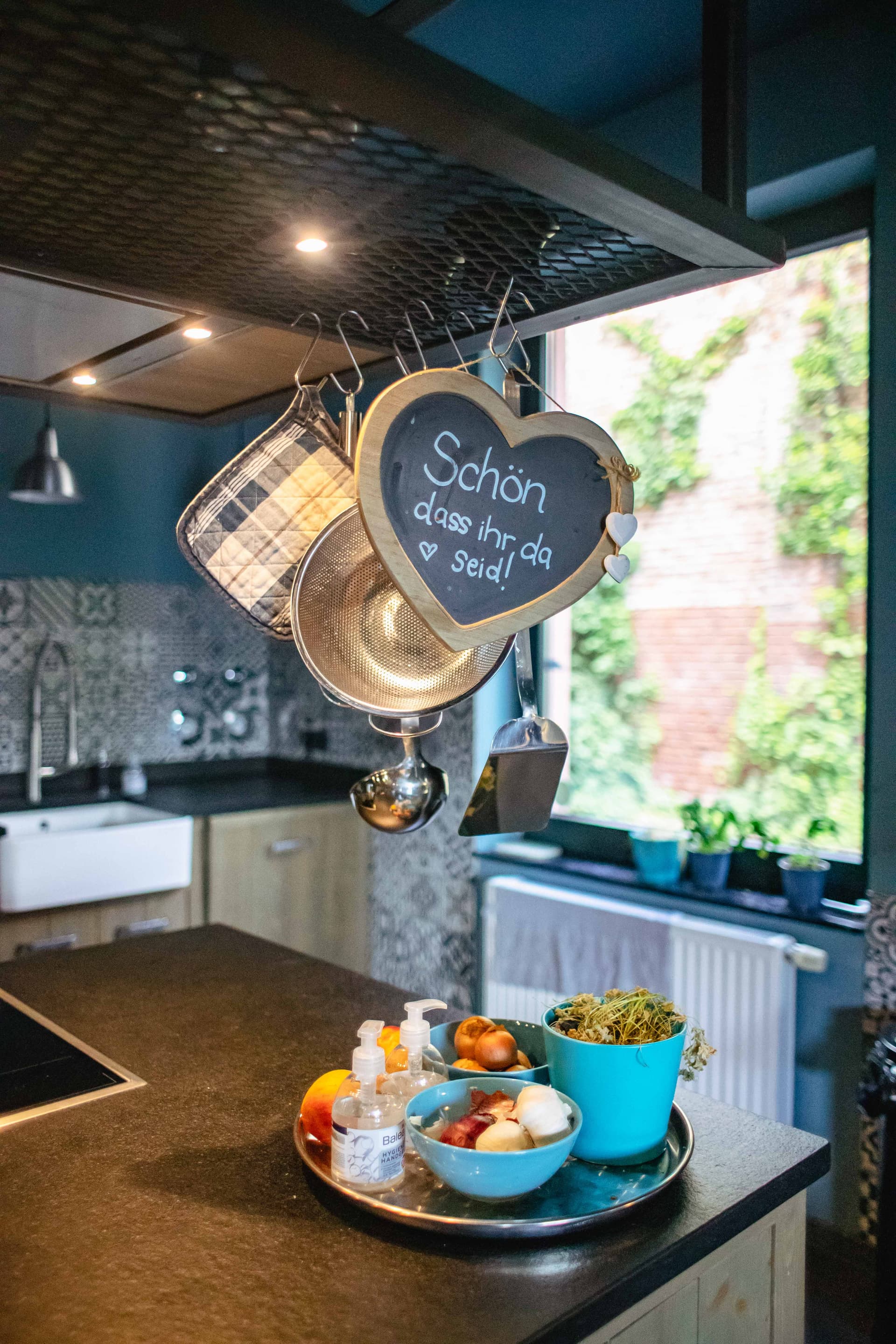 Ein Schild mit der Aufschrift "Schön, dass ihr da seid" begrüßt euch beim Teamtag in Köln