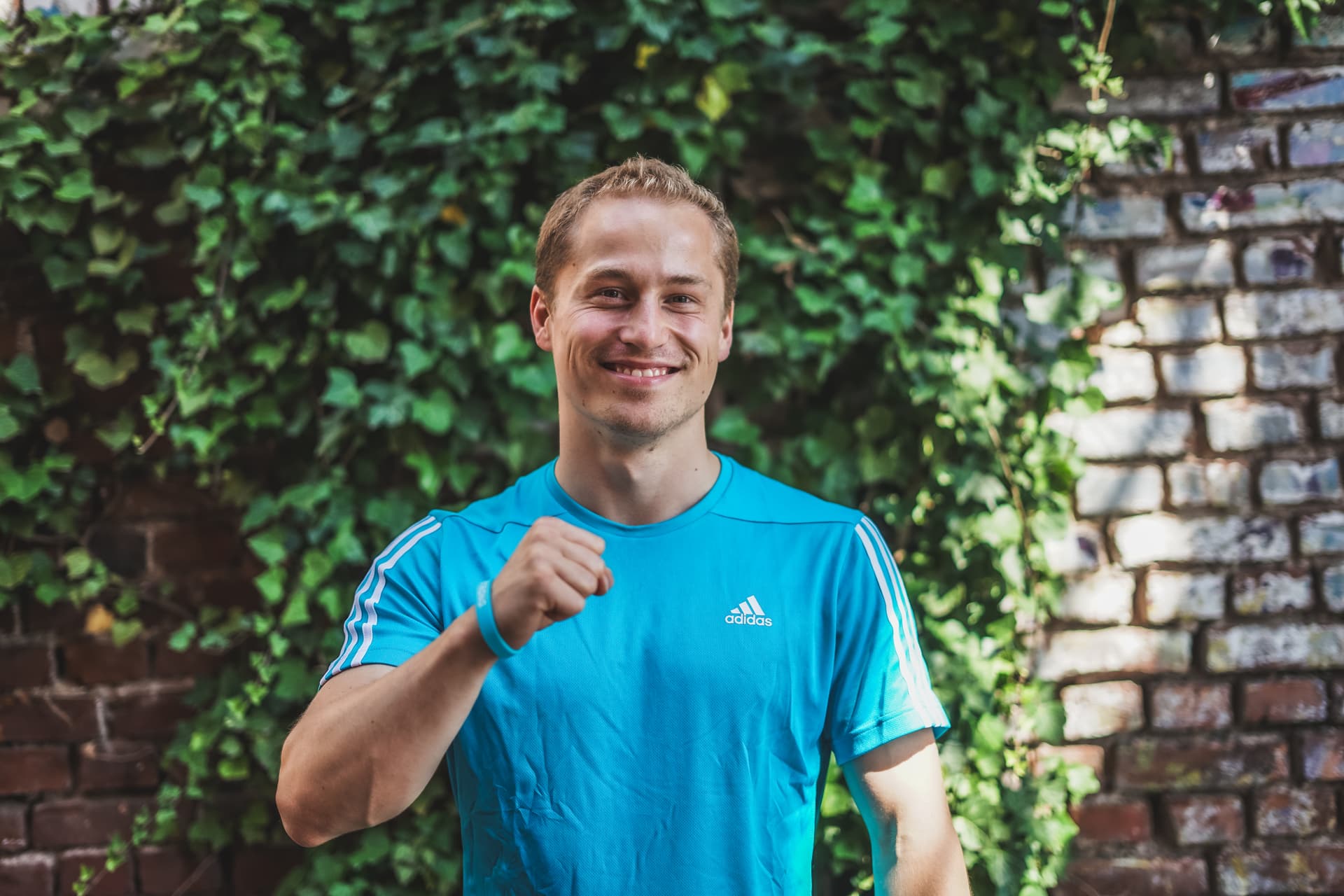 Fitness Trainer Jascha Gollub aus Essen hilft bei einer Übung