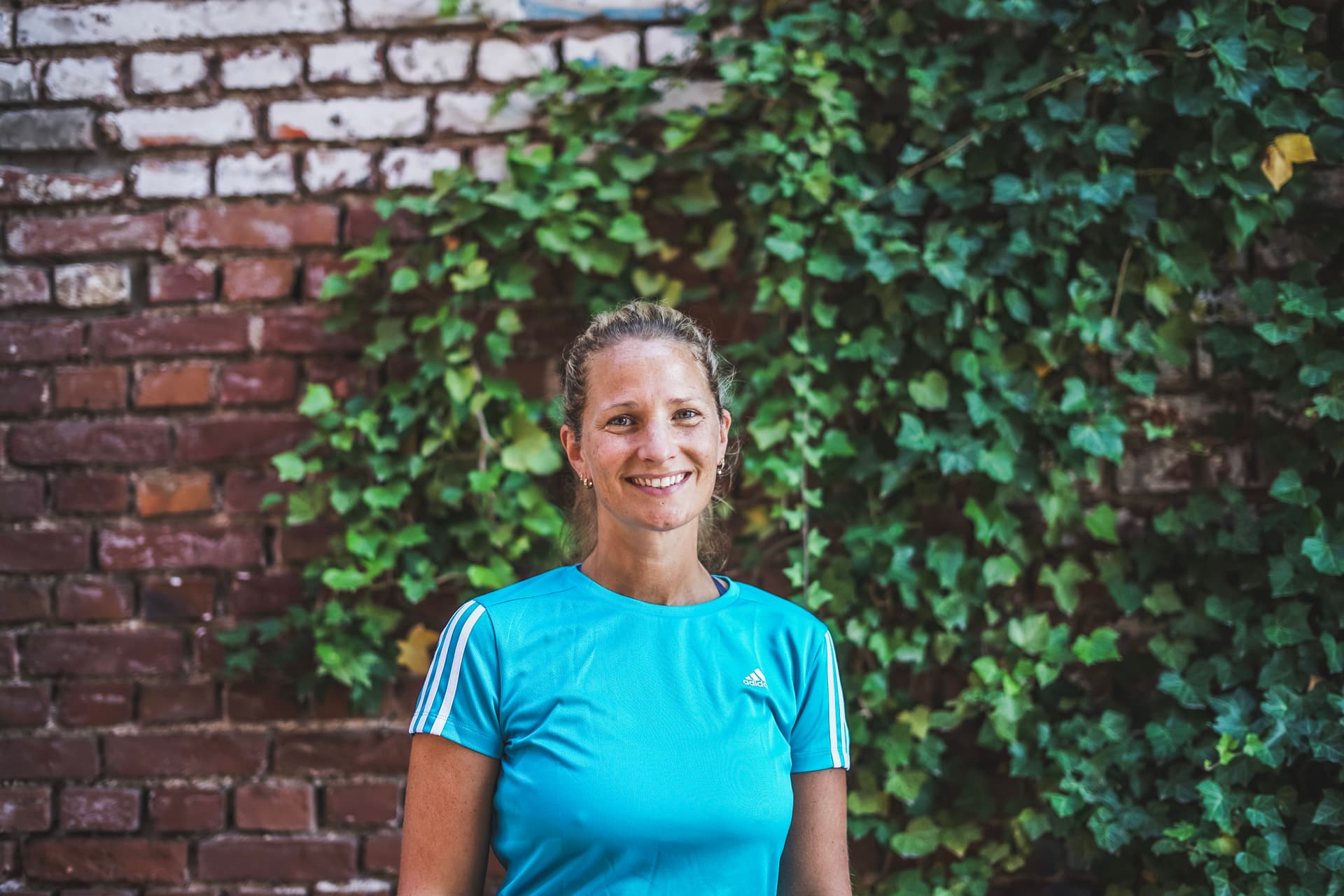 Fitness Trainerin Daniela Breuer aus Frankfurt/ Rhein-Main lacht in die Kamera