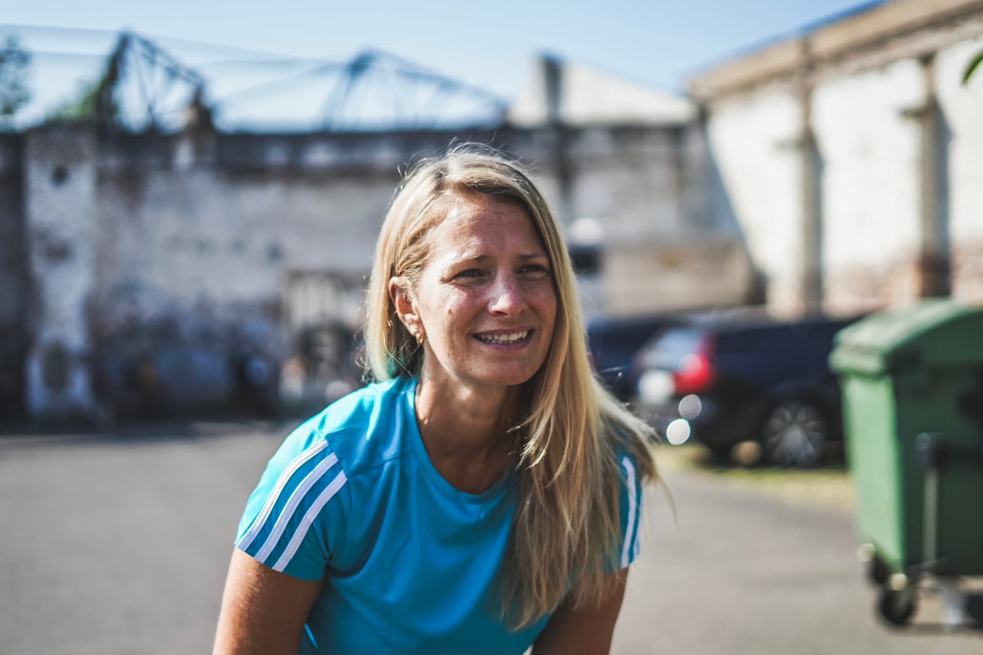 Fitness Trainerin Daniela Breuer aus Frankfurt/ Rhein-Main lacht während einer Sportübung