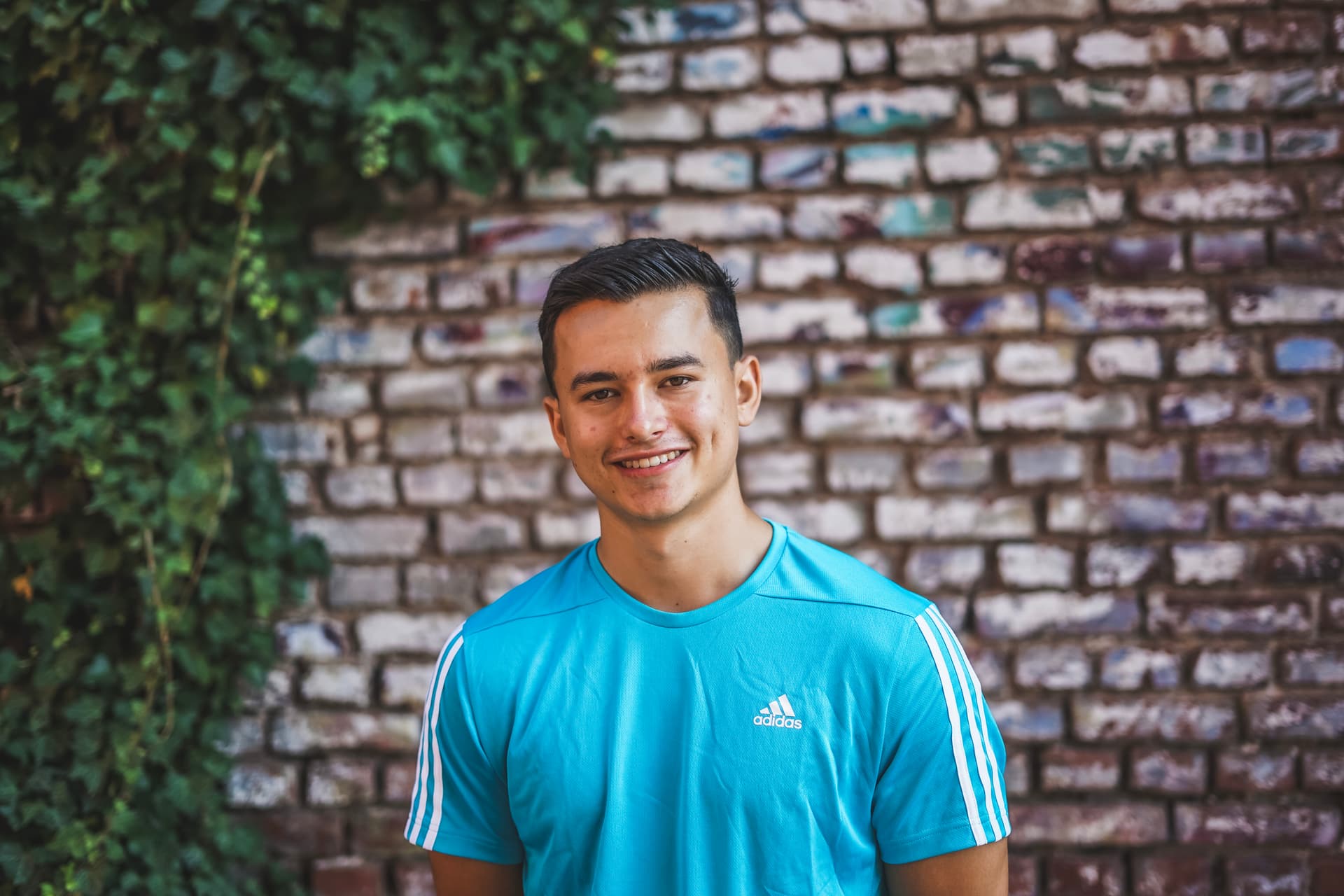 Personal Trainer Maximilian Dörre lacht in die Kamera