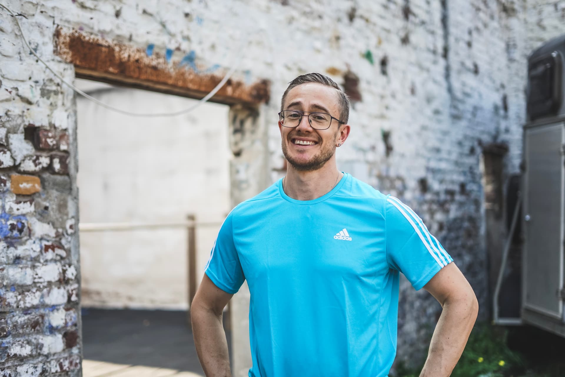 Fitness Trainer Daniel Breuer aus Bonn lächelt in die Kamera