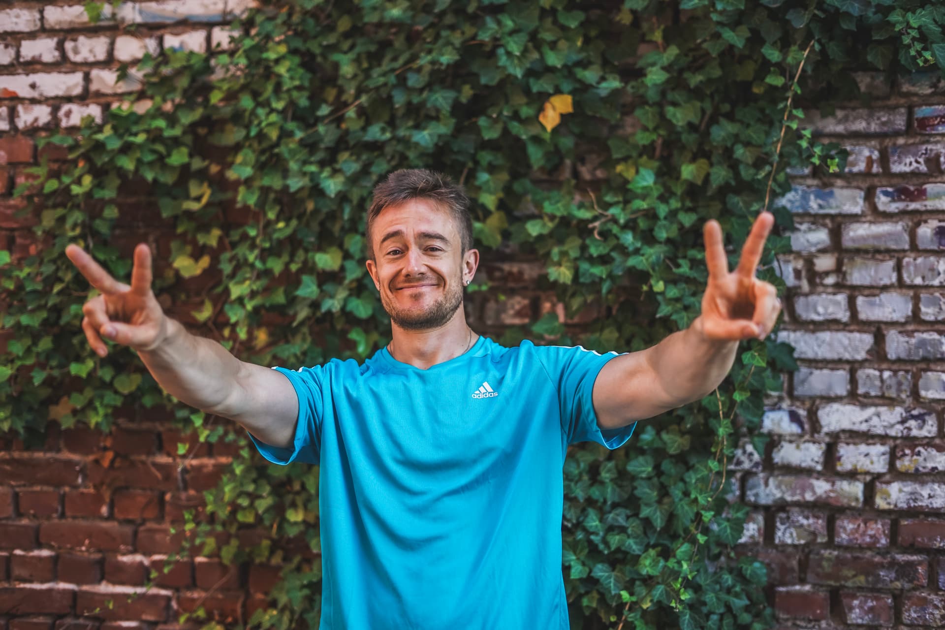 Personal Trainer Daniel aus Bonn lacht in die Kamera