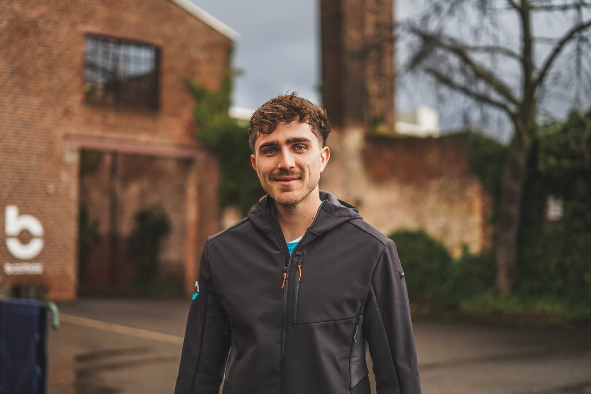 Personal Trainer Karl aus Köln beim Dips machen