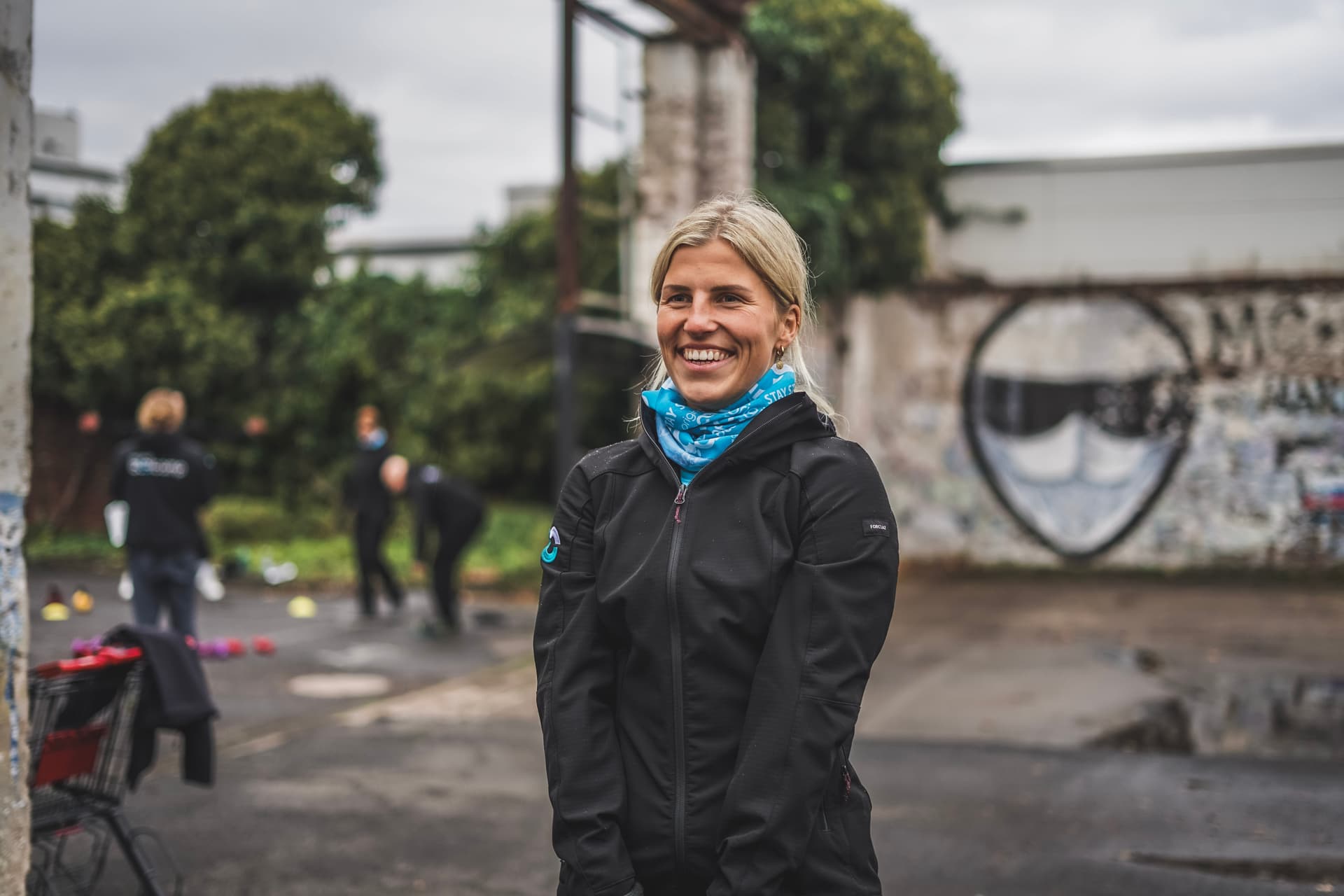 Outdoor Trainerin schaut in Kamera