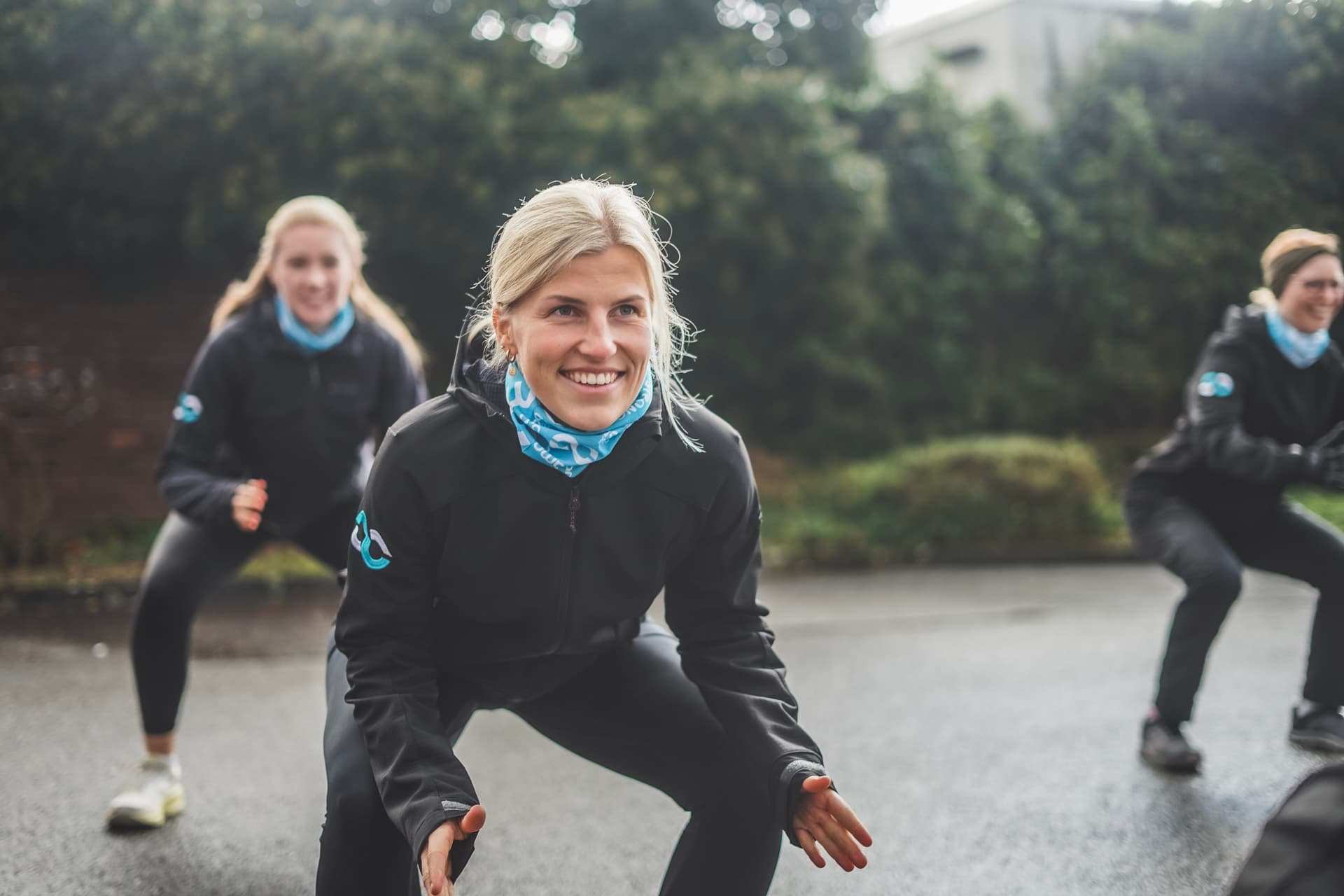 Trainerin macht Sport lächelnt