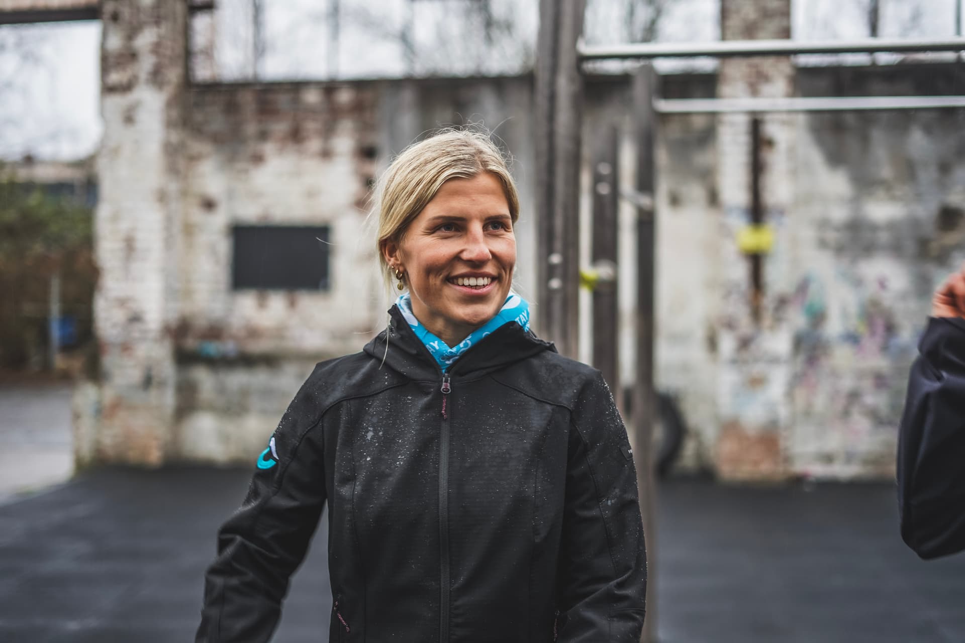 Personal Trainerin Nina Löber schaut an der Kamera vorbei