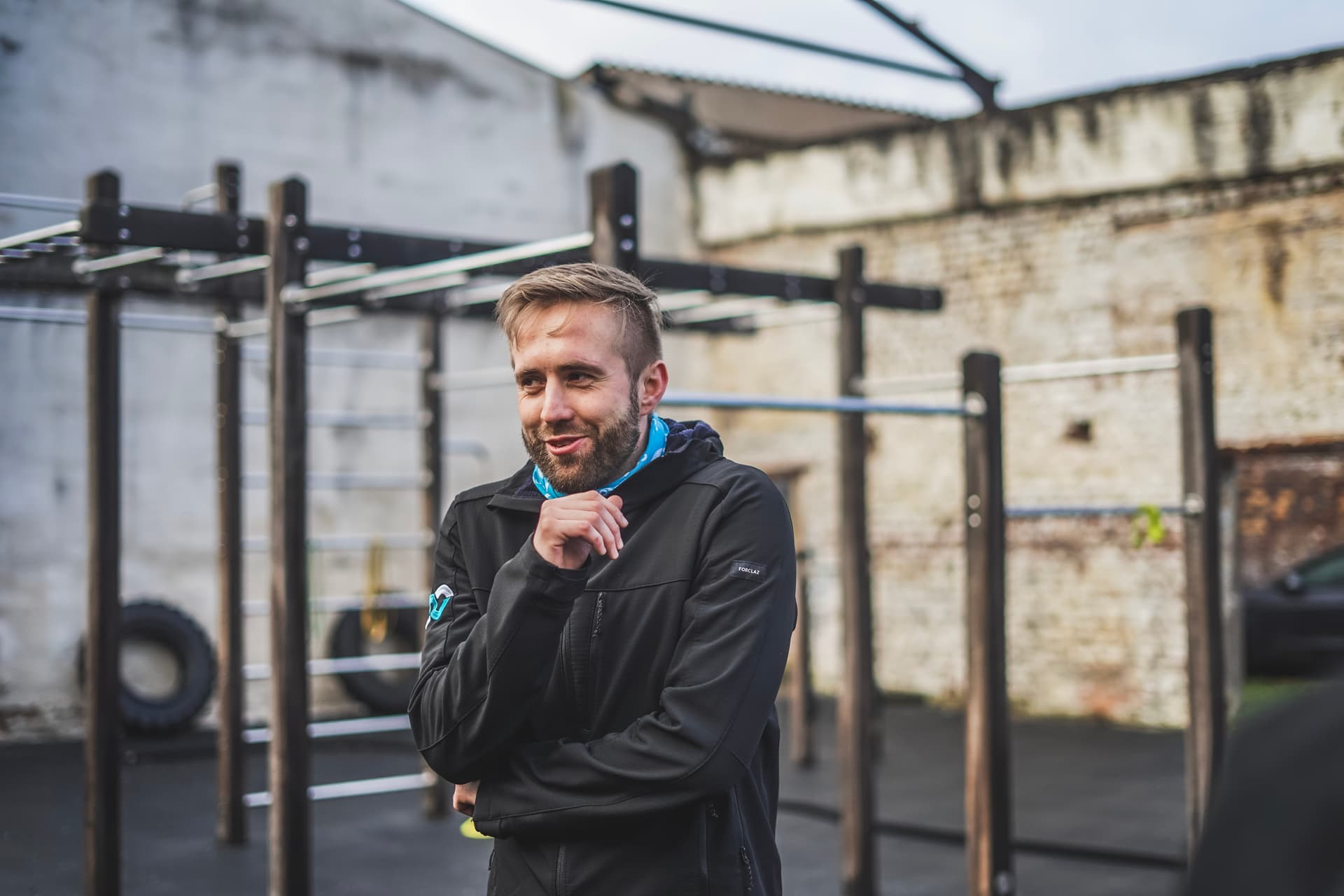Fitness Trainer lächelt bei Sonnenschein in die Kamera