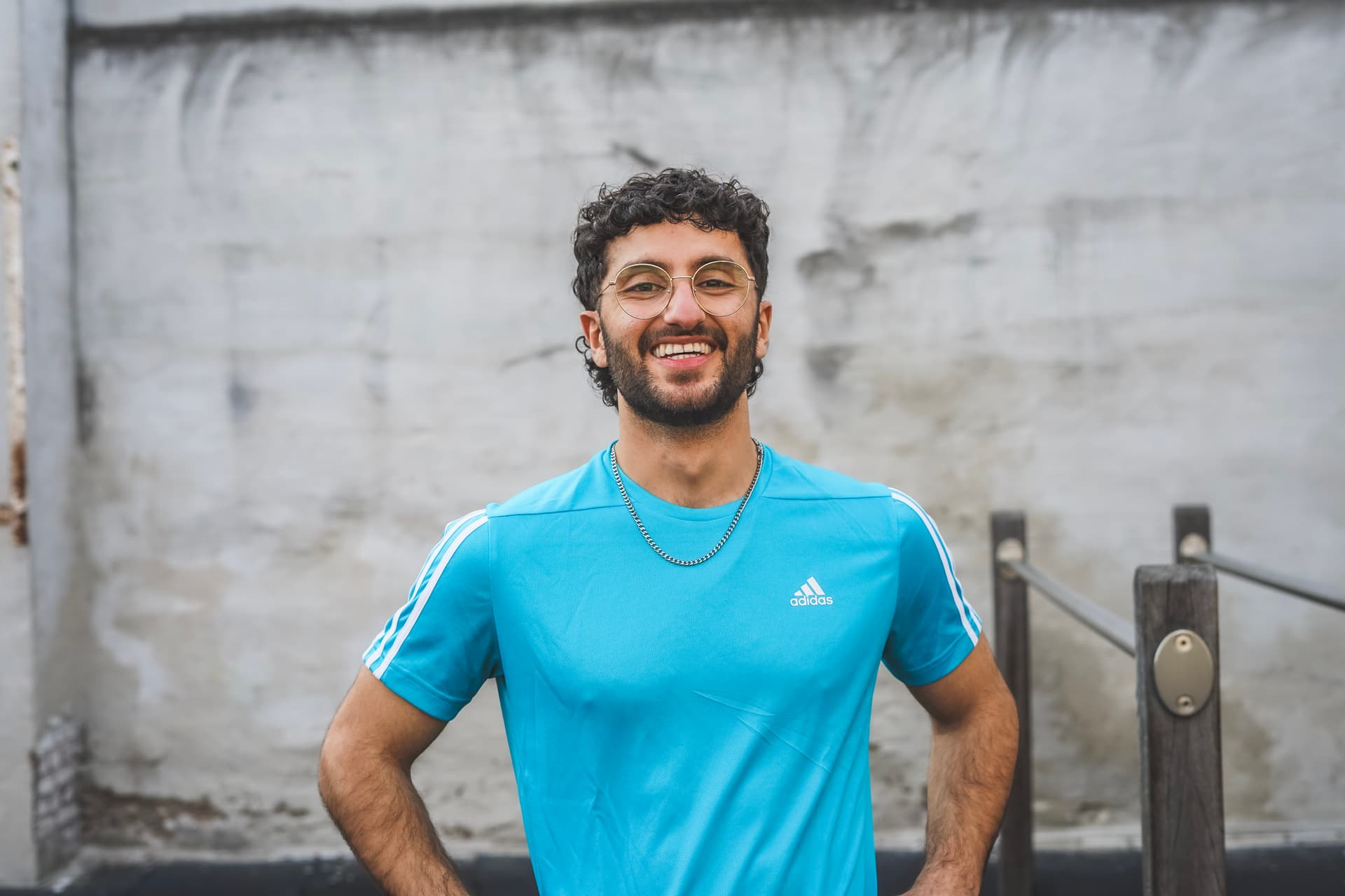 Fitness Trainer im blauen Shirt