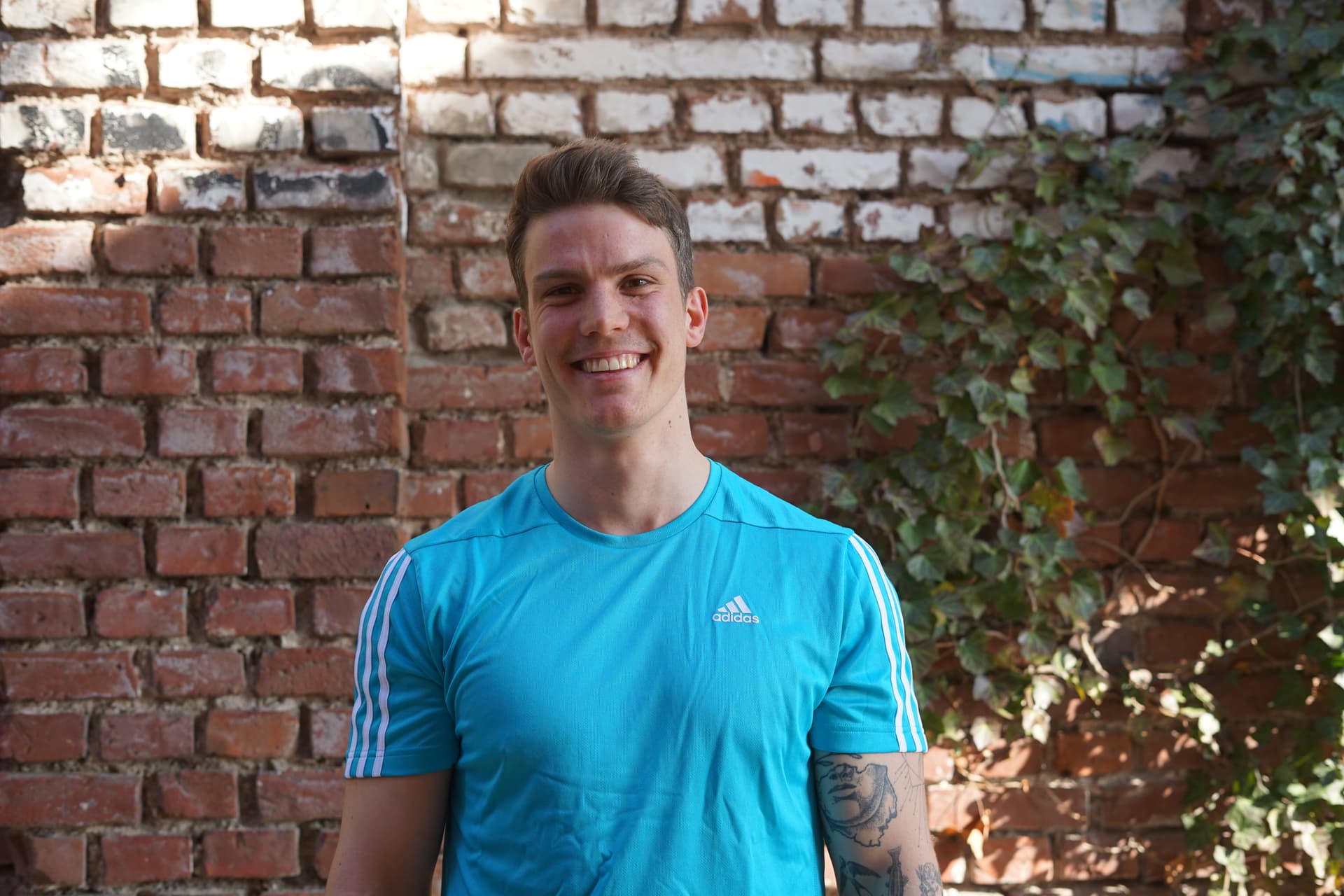 Personal Trainer Karl aus Köln beim Dips machen