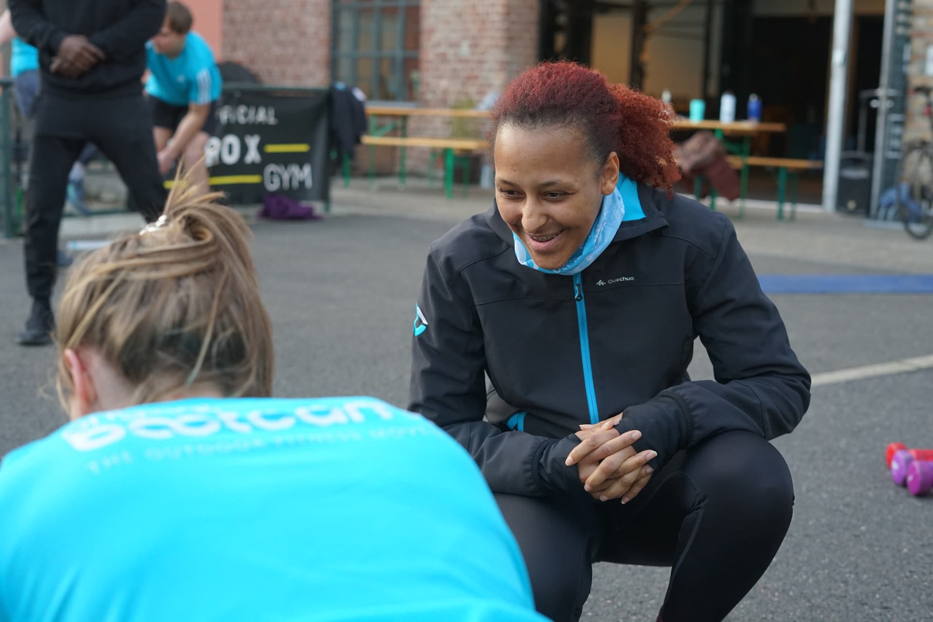 Aminata coacht im knien