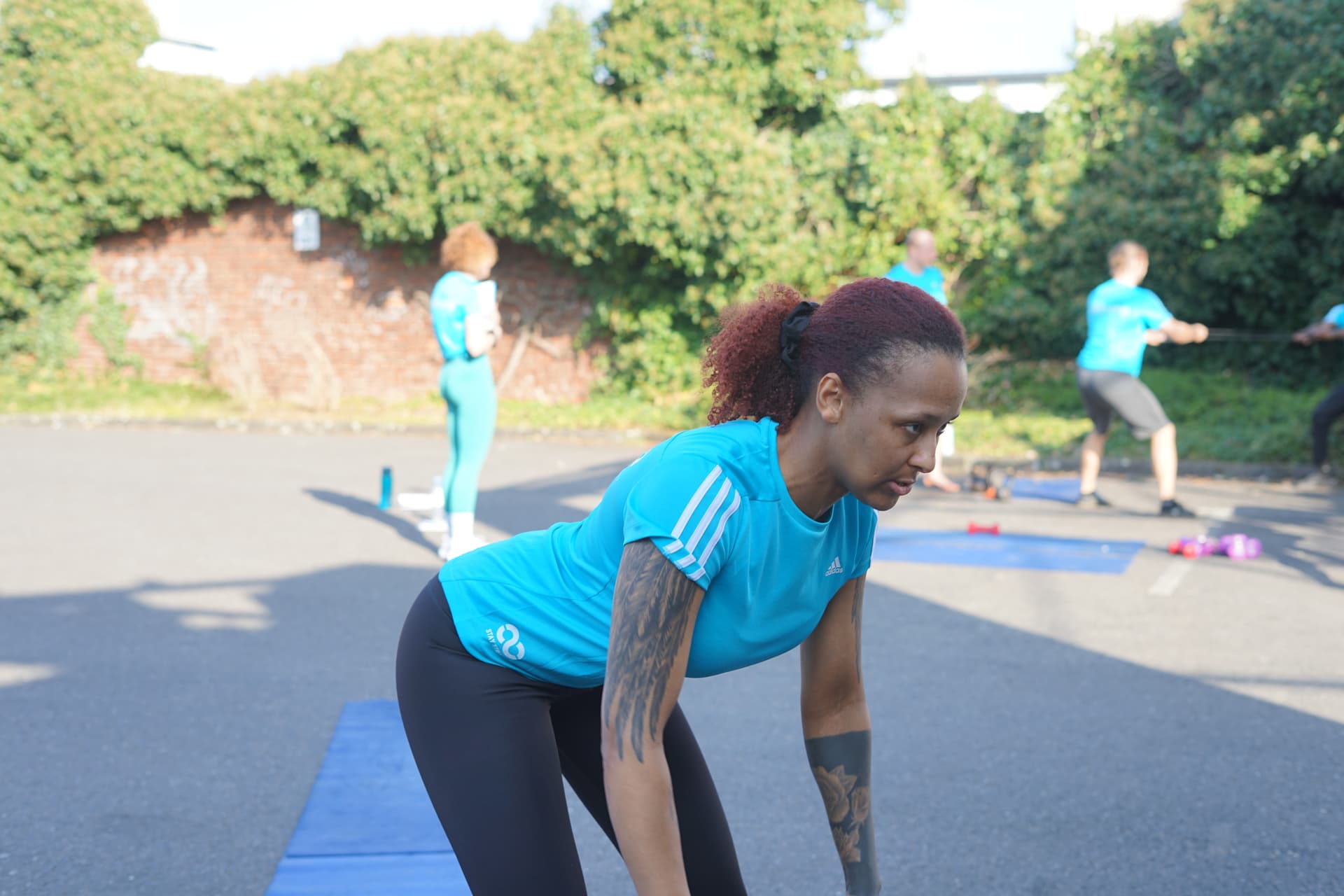 Aminata macht draußen Sport