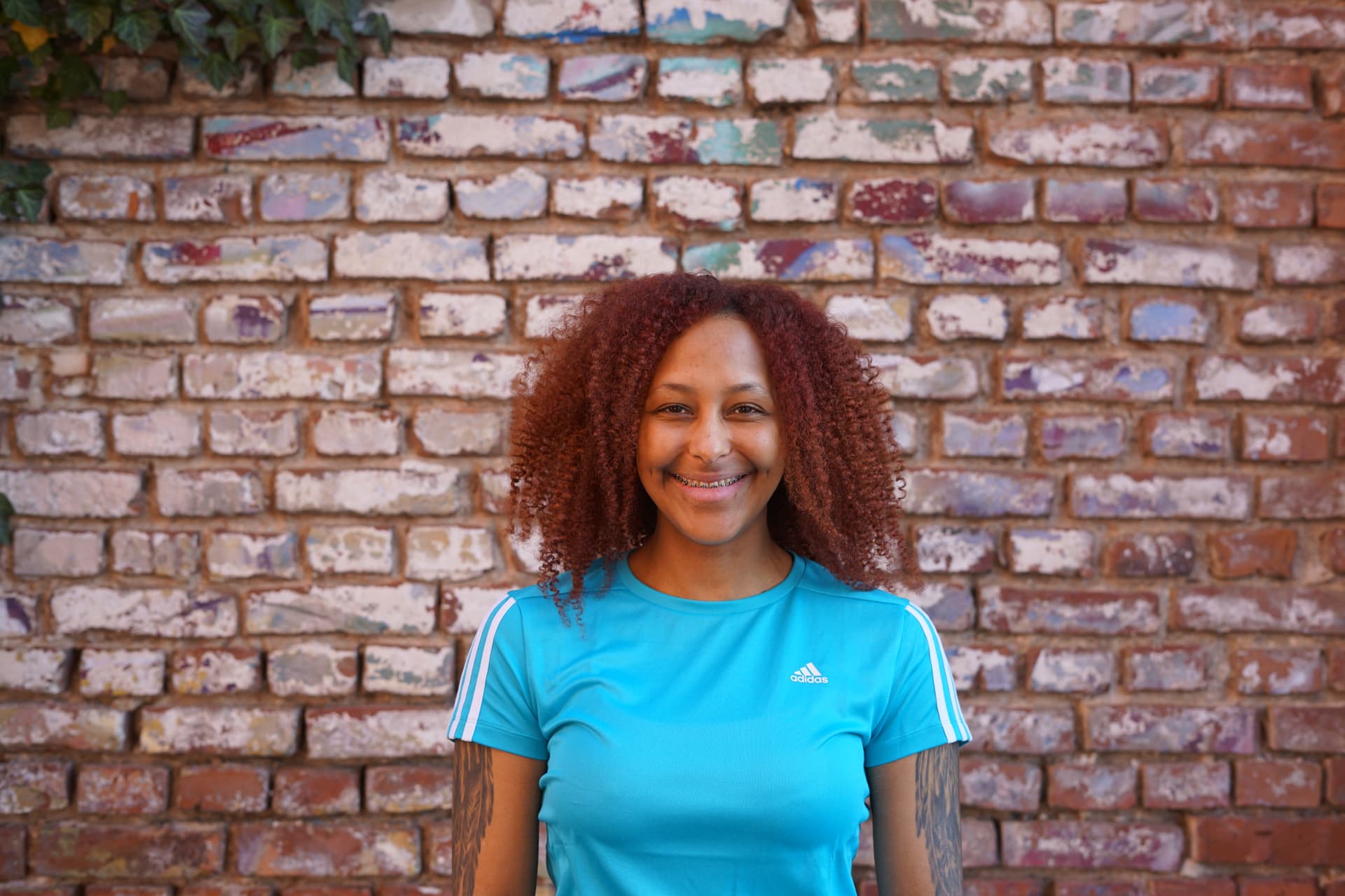 Personal Trainerin Aminata lächelt in die Kamera