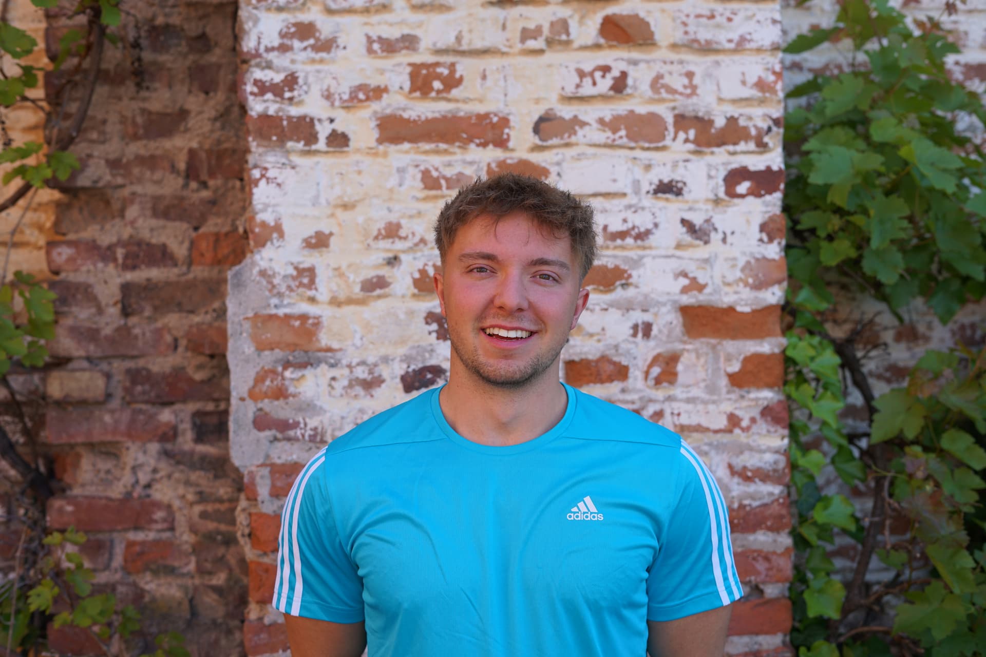 Fitness Trainer im blauen Shirt