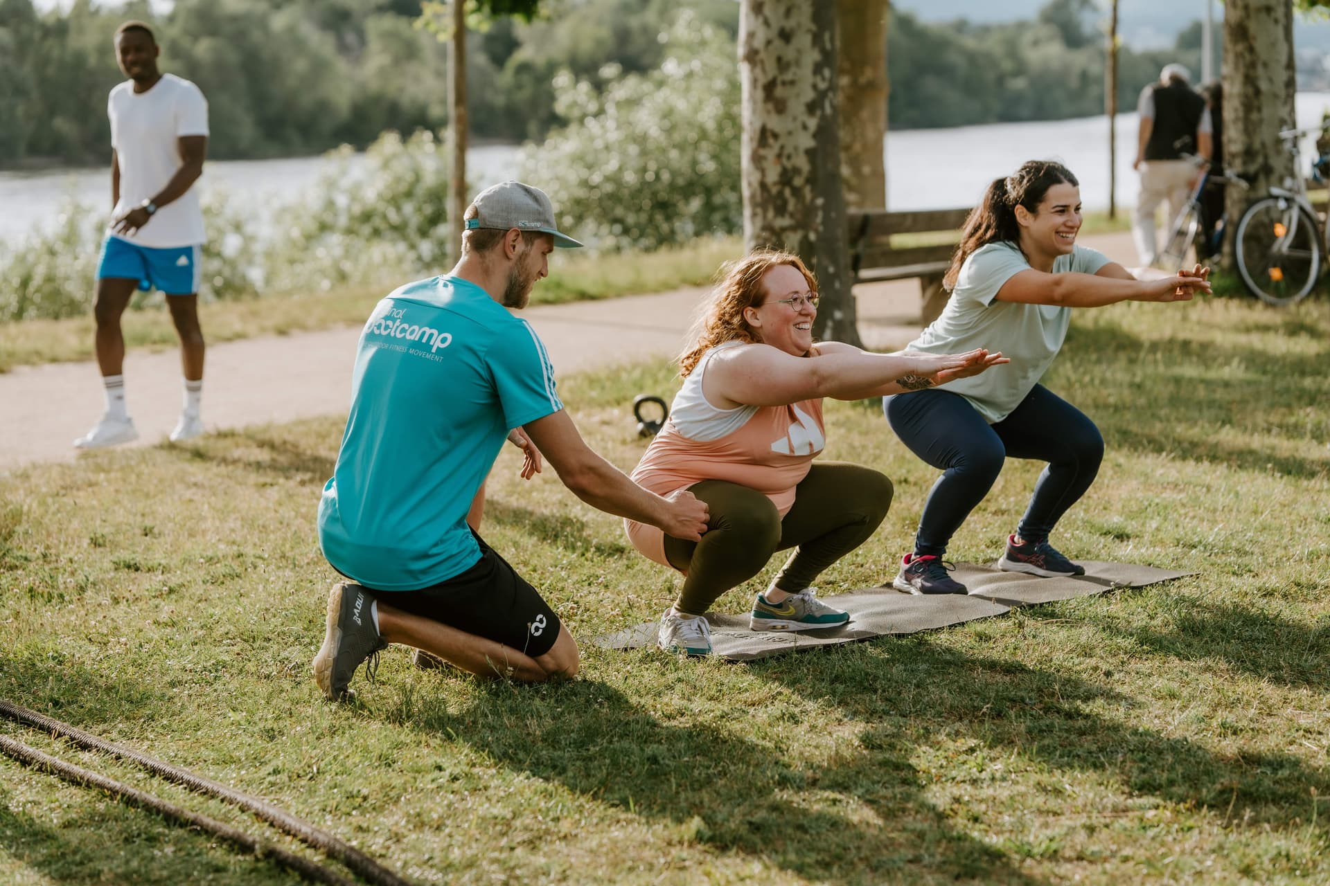 Fitness Trainerin in rotem Oberteil