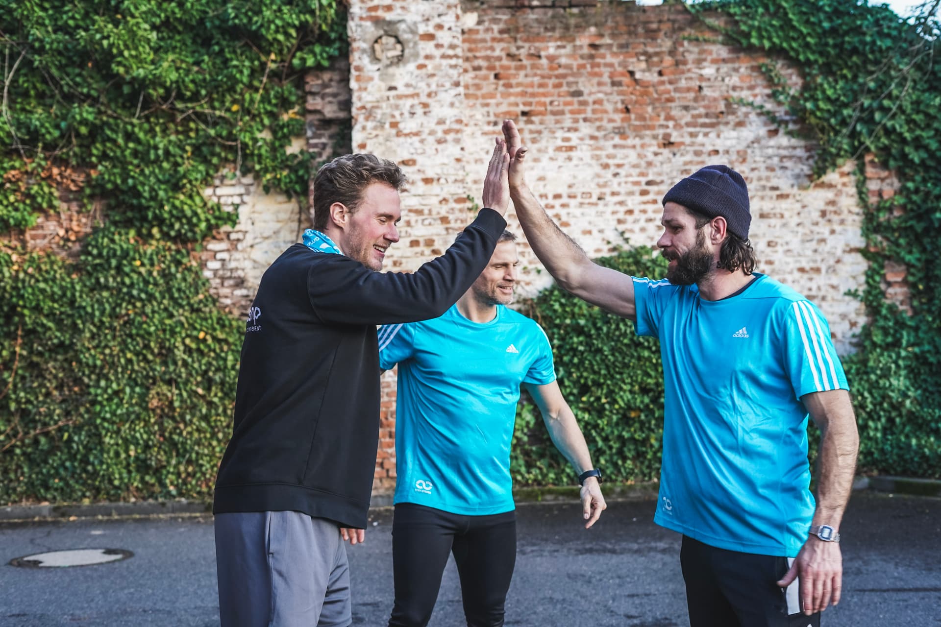 Fitness Trainer Martin Lehmann aus Berlin motiviert Gruppe
