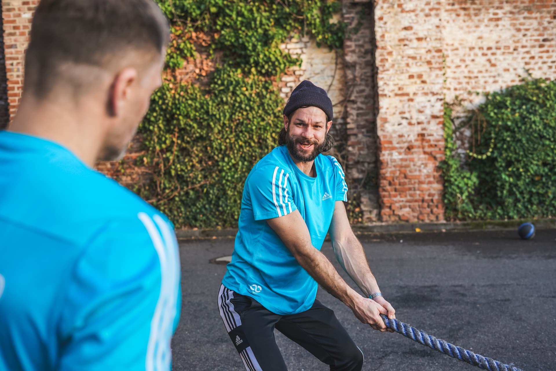Fitness Trainer Martin Lehmann aus Berlin zeigt Übung