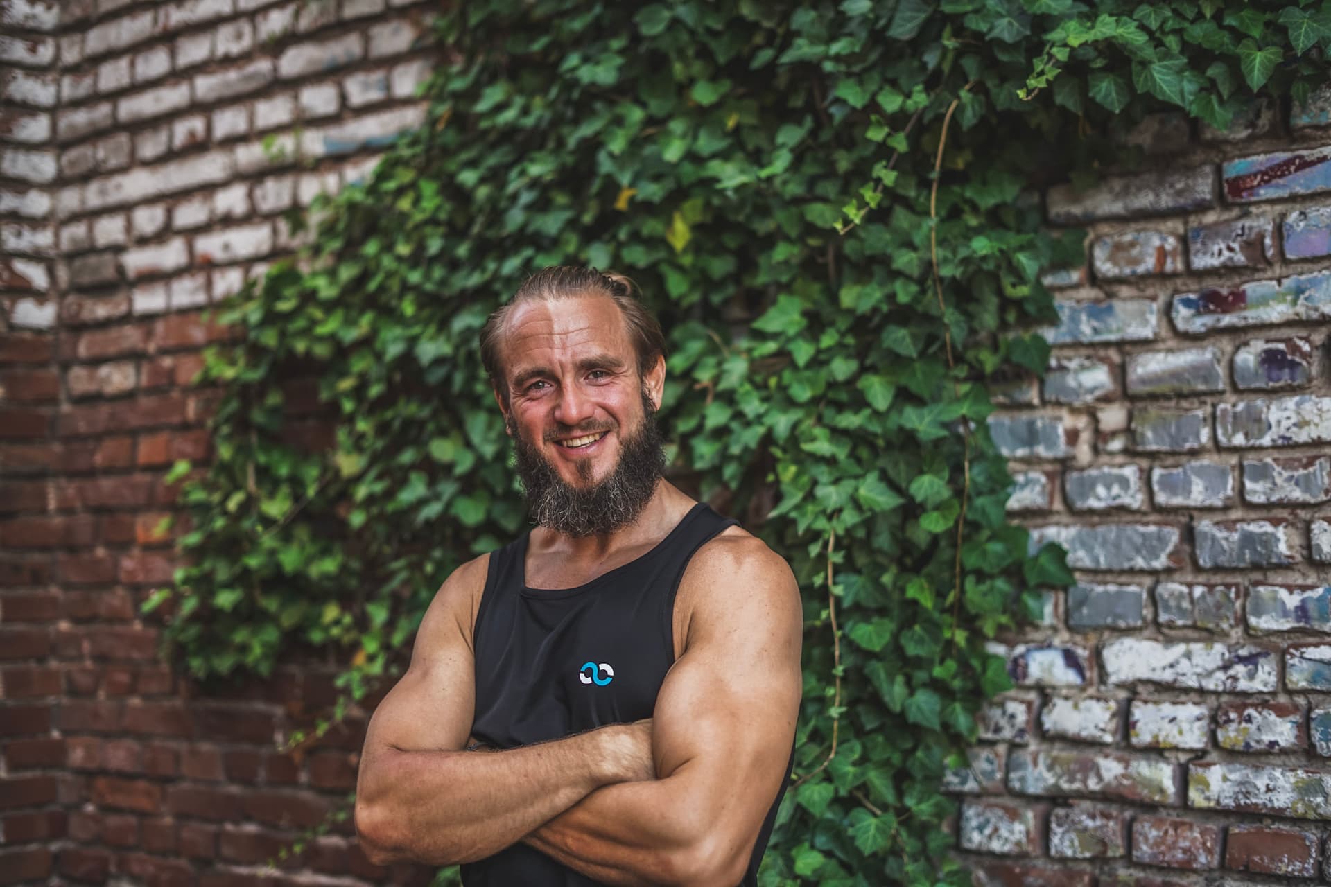 Fitness Trainer im blauen Shirt