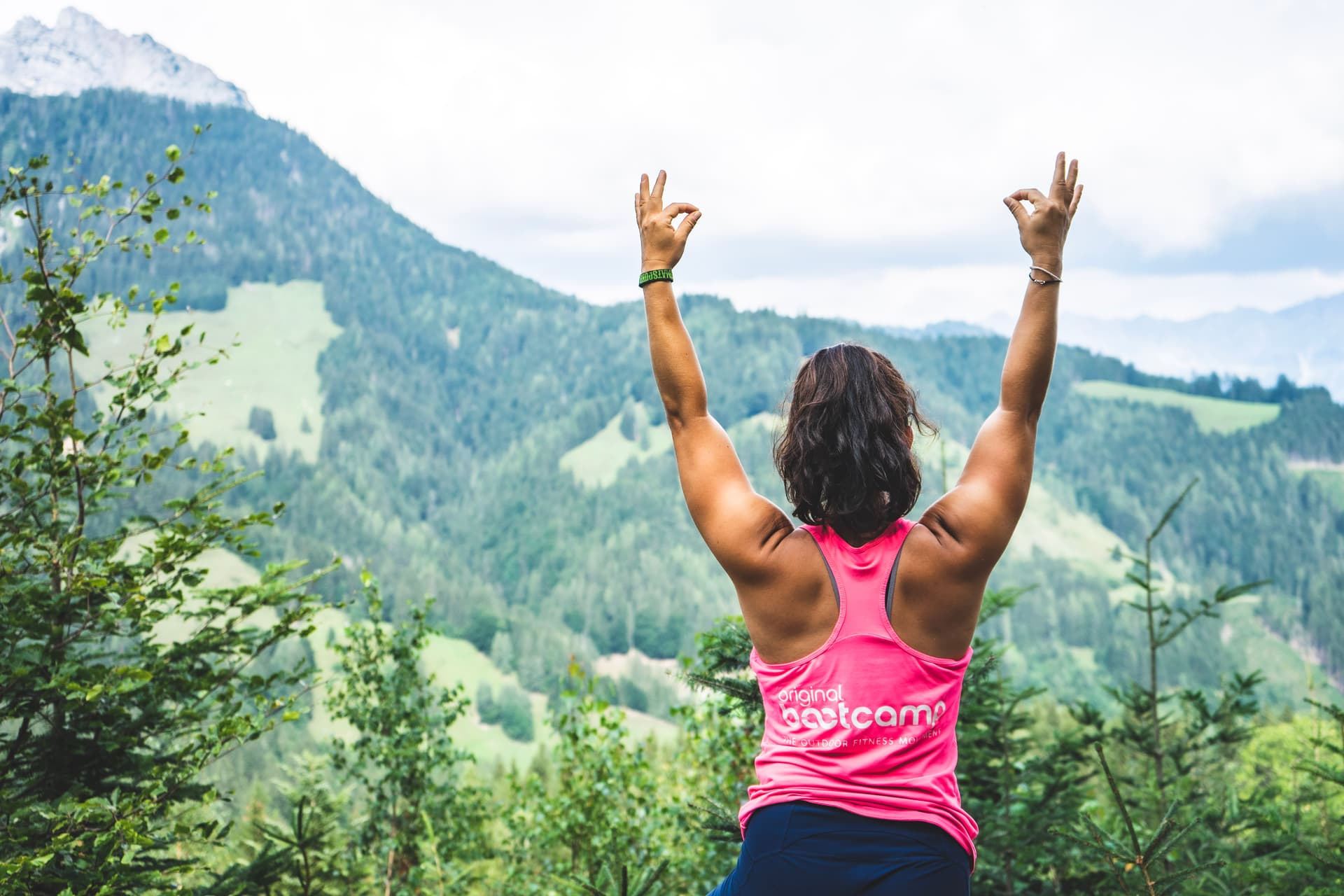 Sportlerin vor Bergpanorama bei Fitnessreise in Österreich