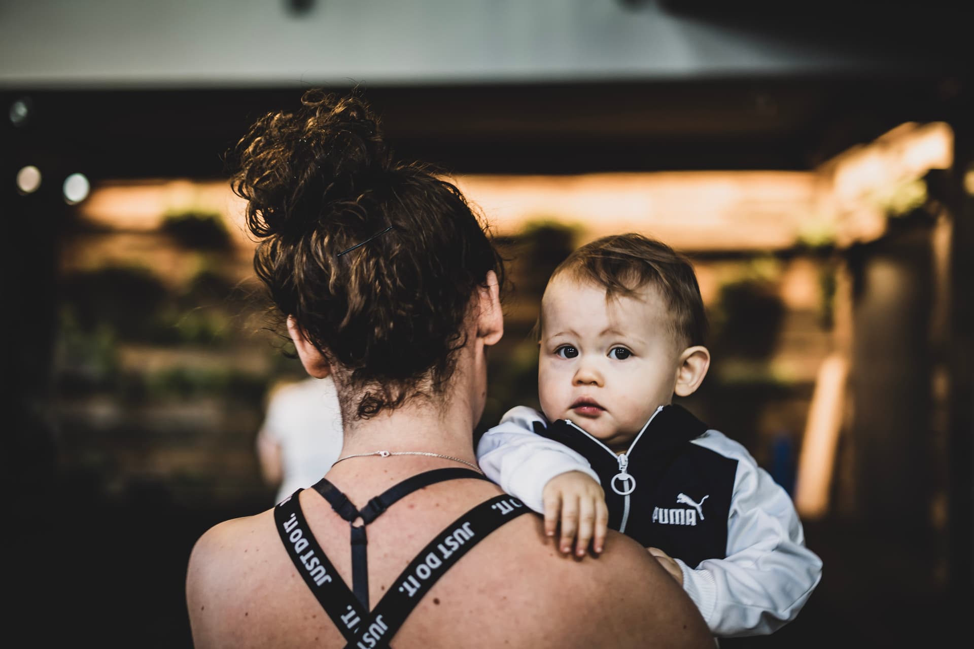 Rücken von Mutter mit Sohn beim Workout