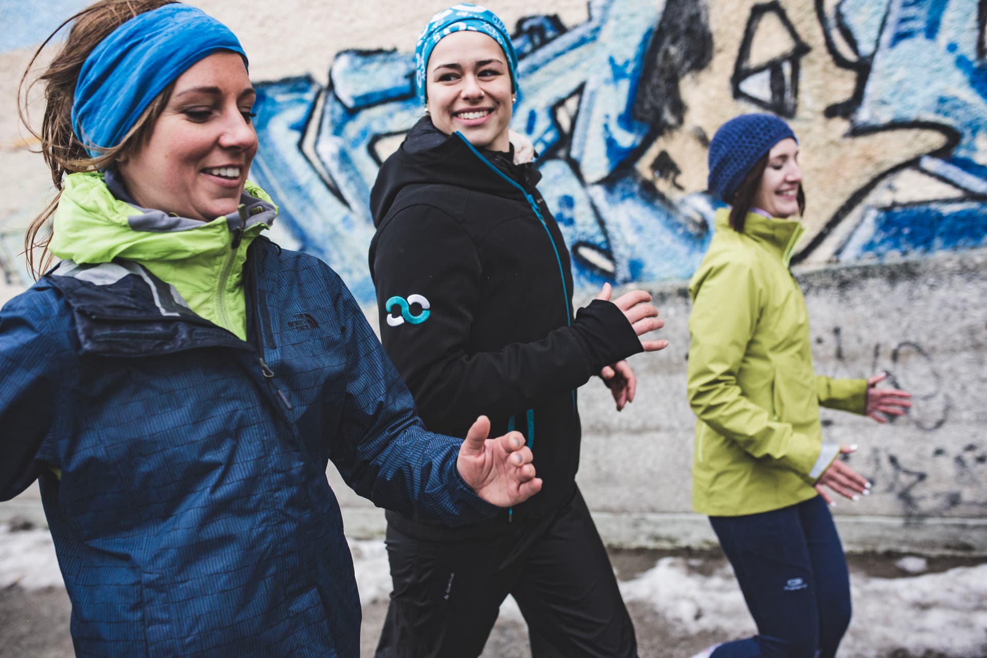 Eine Gruppe von Booties trainiert gemeinsam Outdoor.