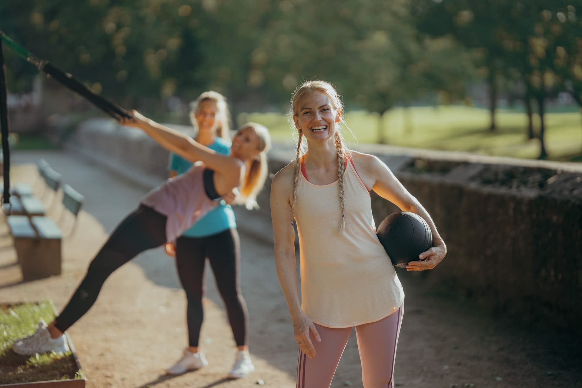 Strahlende Teilnehmende beim Outdoor Fitness Bootcamp in Oberhausen