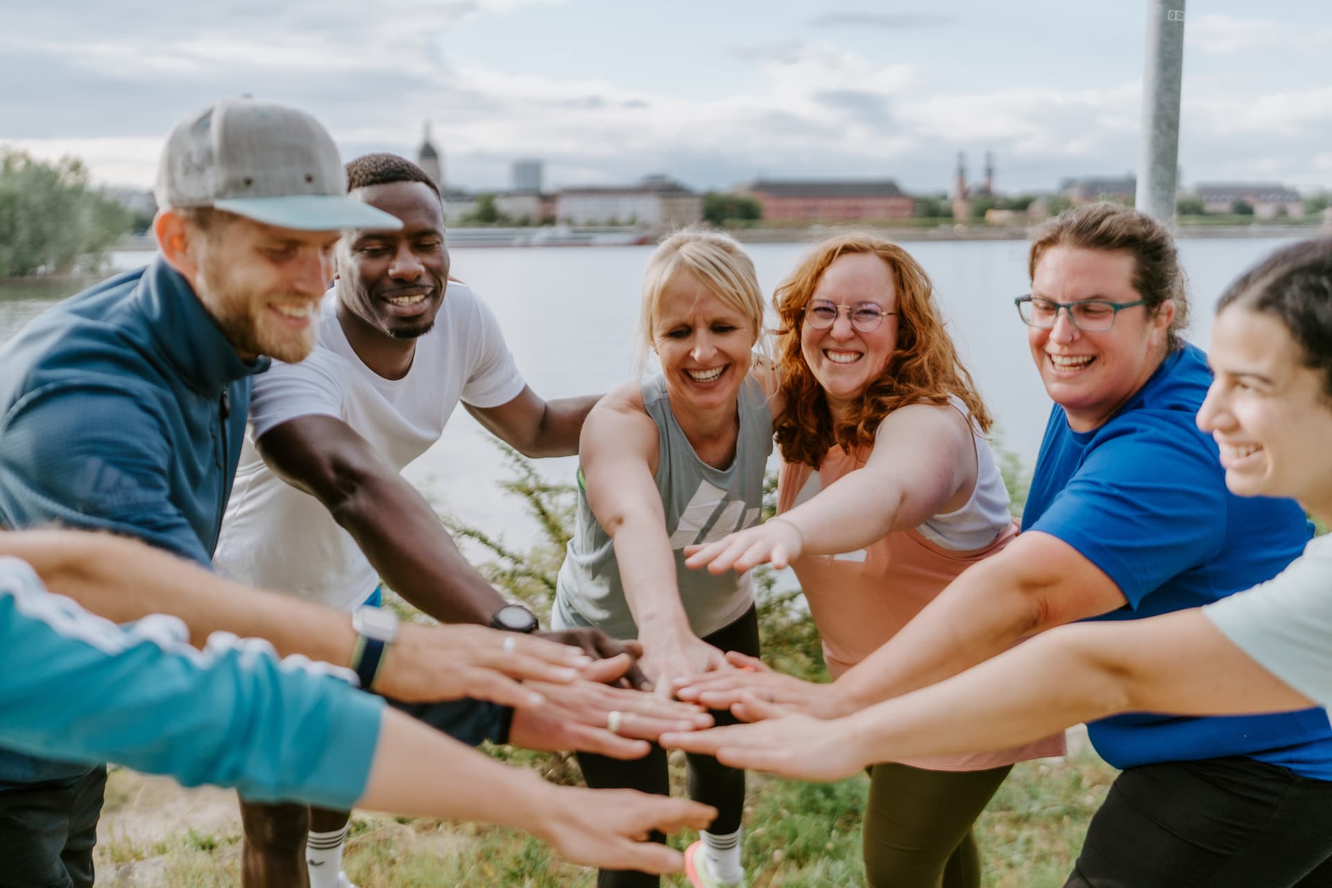 Gruppe von Outdoor Bootcamp-Teilnehmern feiert gemeinsam nach einem intensiven Training in Bad Honnef, Bad Honnef. Teamspirit und Motivation beim Sport an der frischen Luft.