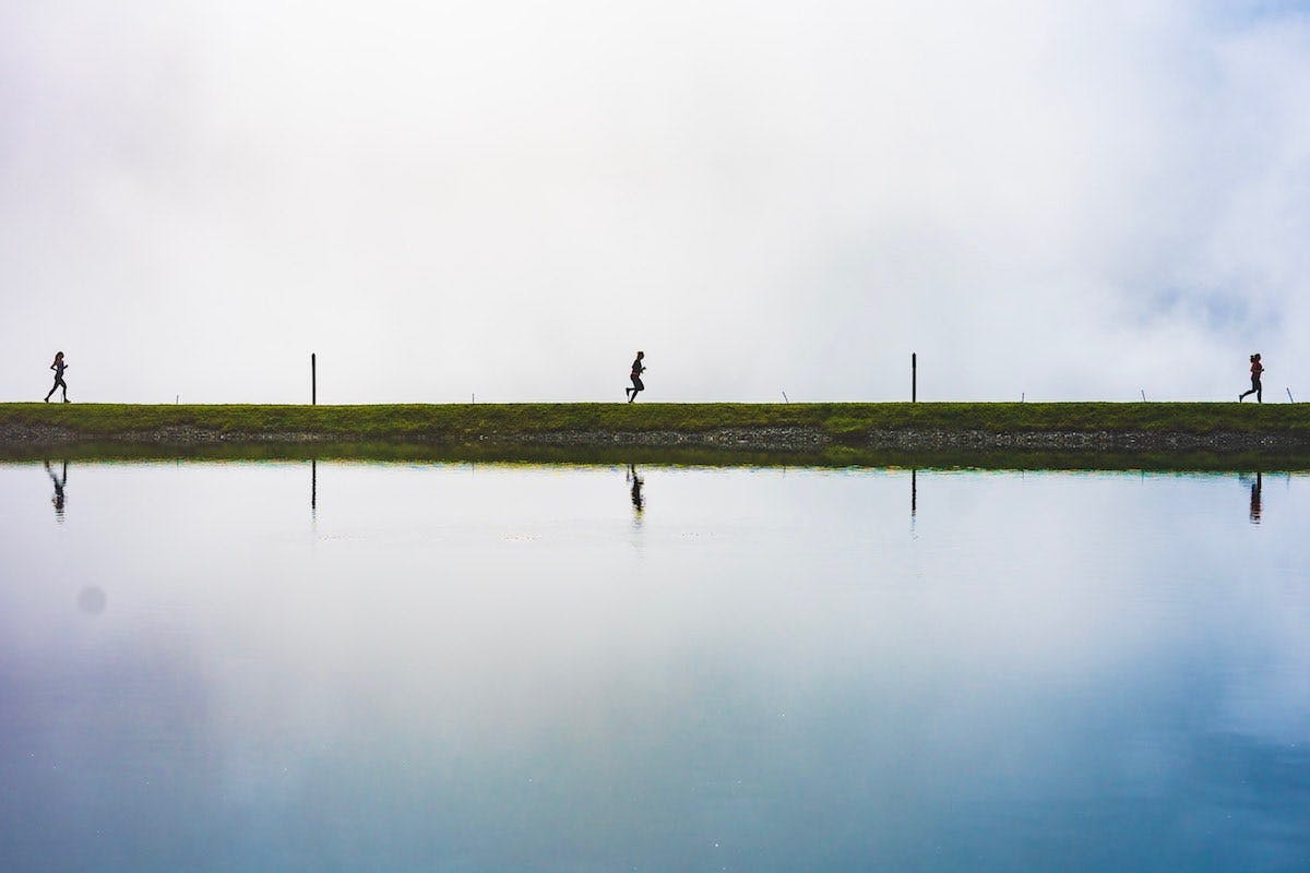 Eine laufende Person auf einem Damm