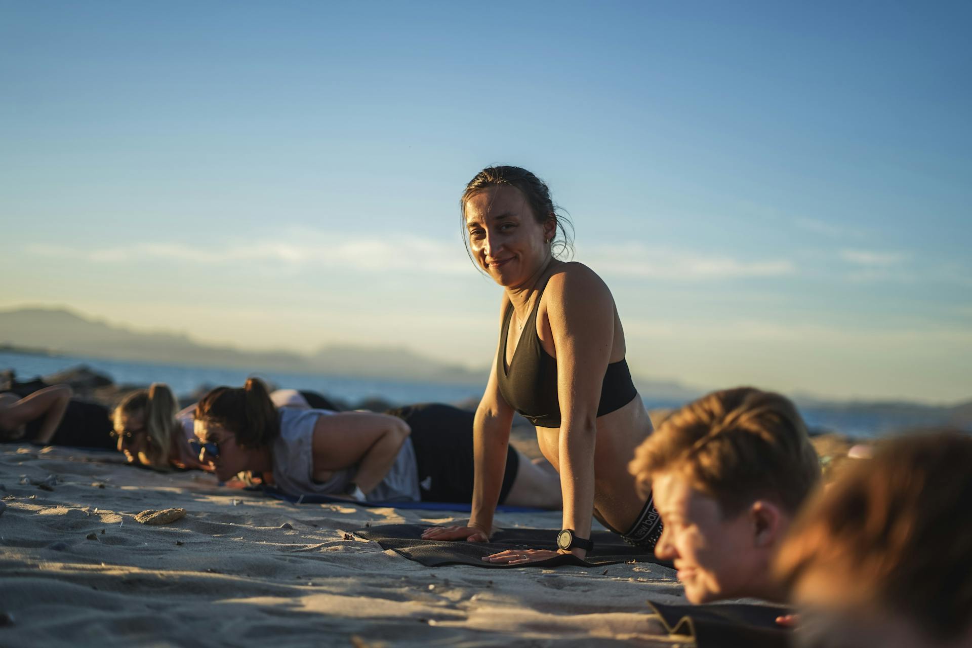 Lächelnde Fitness-Sportlerin am Strand von Mallorca