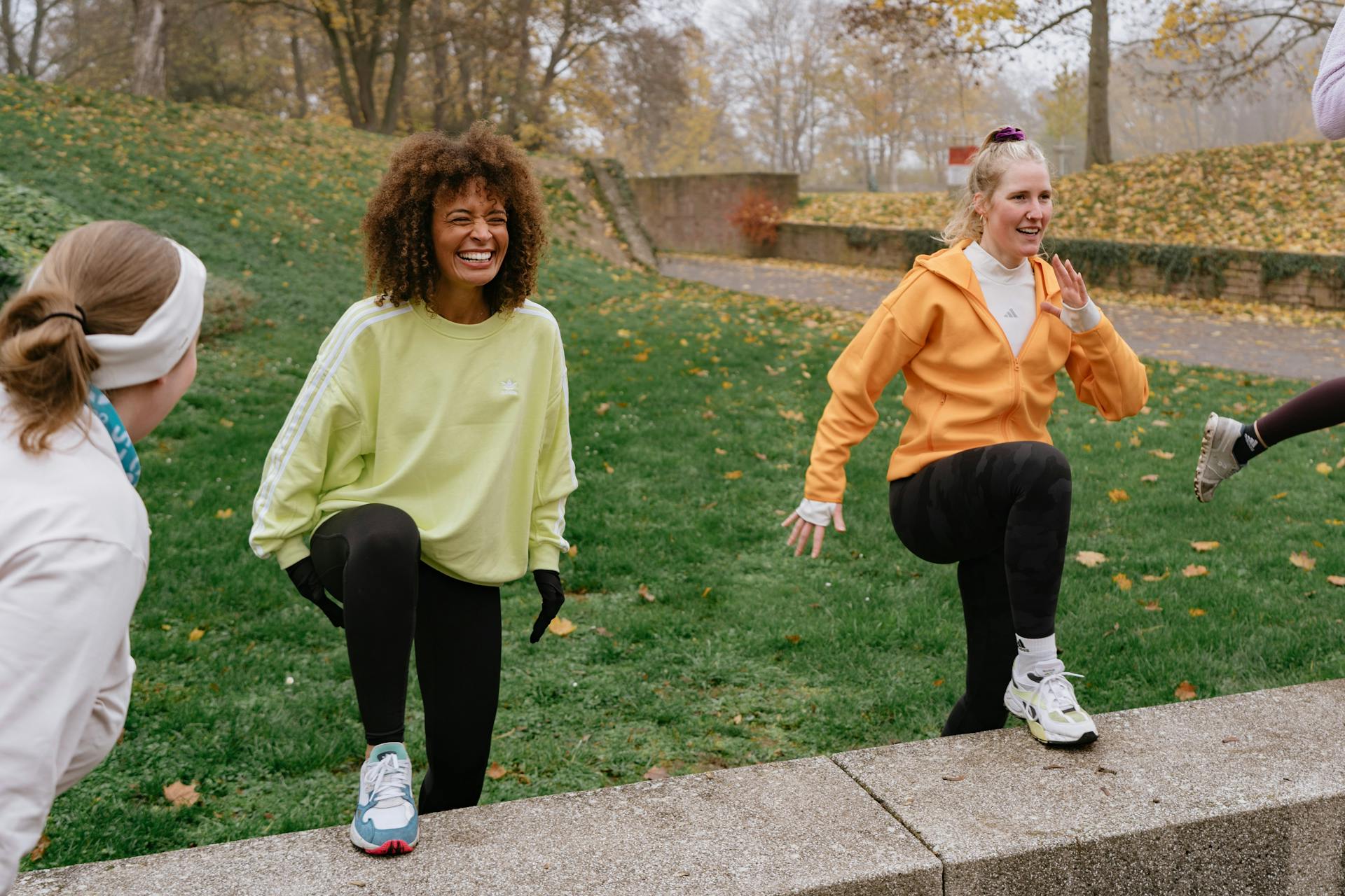 Zwei Frauen mit Spaß am Outdoor Training an der frischen Luft