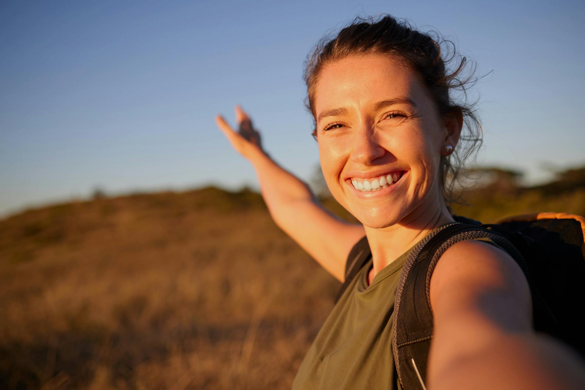 Lächelnde Frau auf Fitnessreise beim Wandern