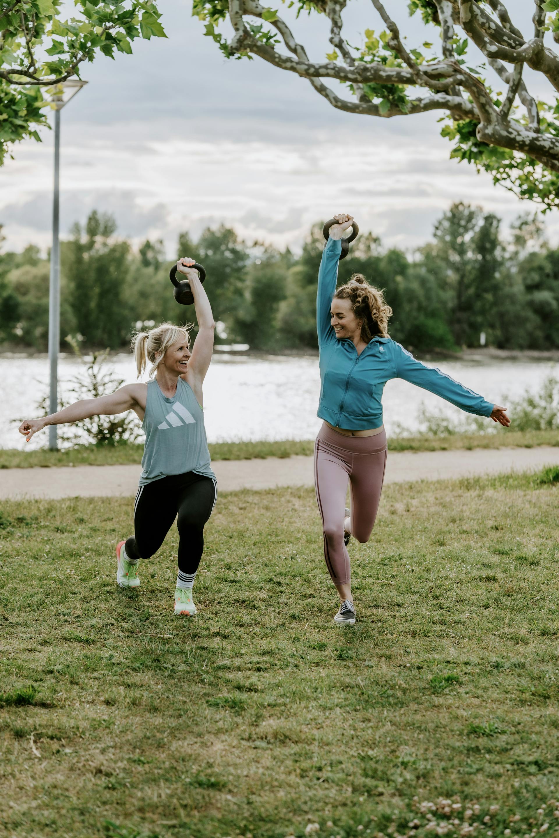 Frauen beim Outdoor Fitness Workout mit Hanteln