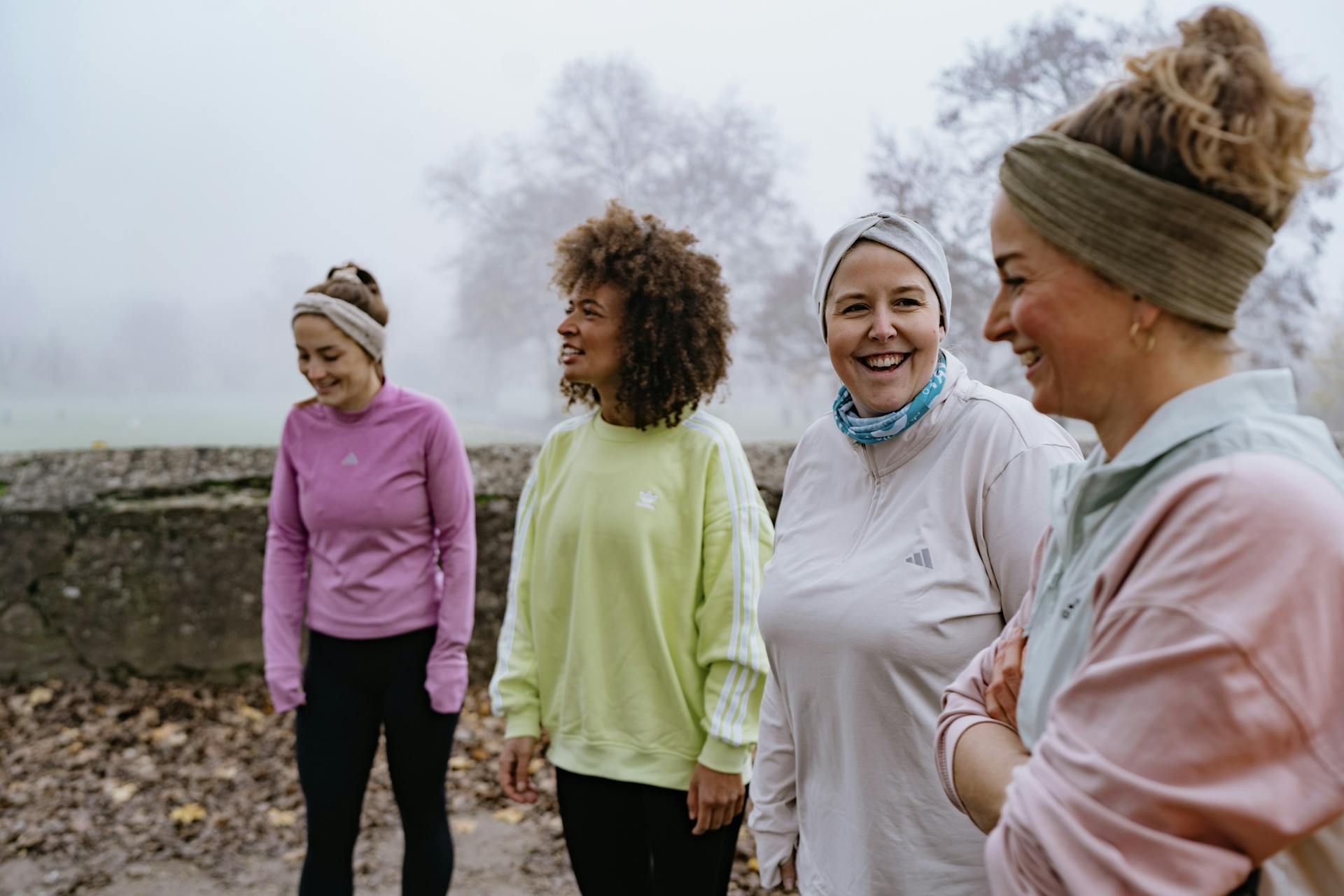 Vier Frauen im Outdoor Bootcamp in Winterkleidung
